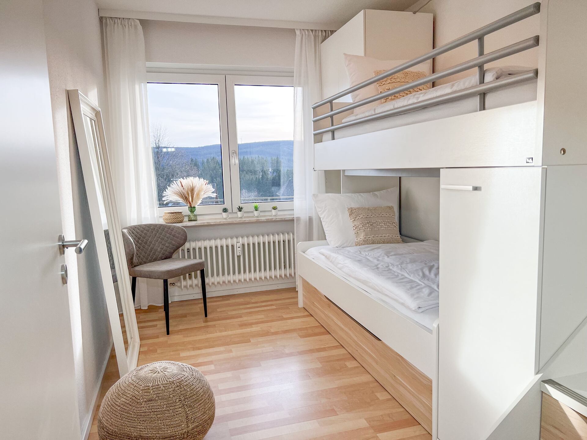 Kinderzimmer mit Hochbett und Fensterblick