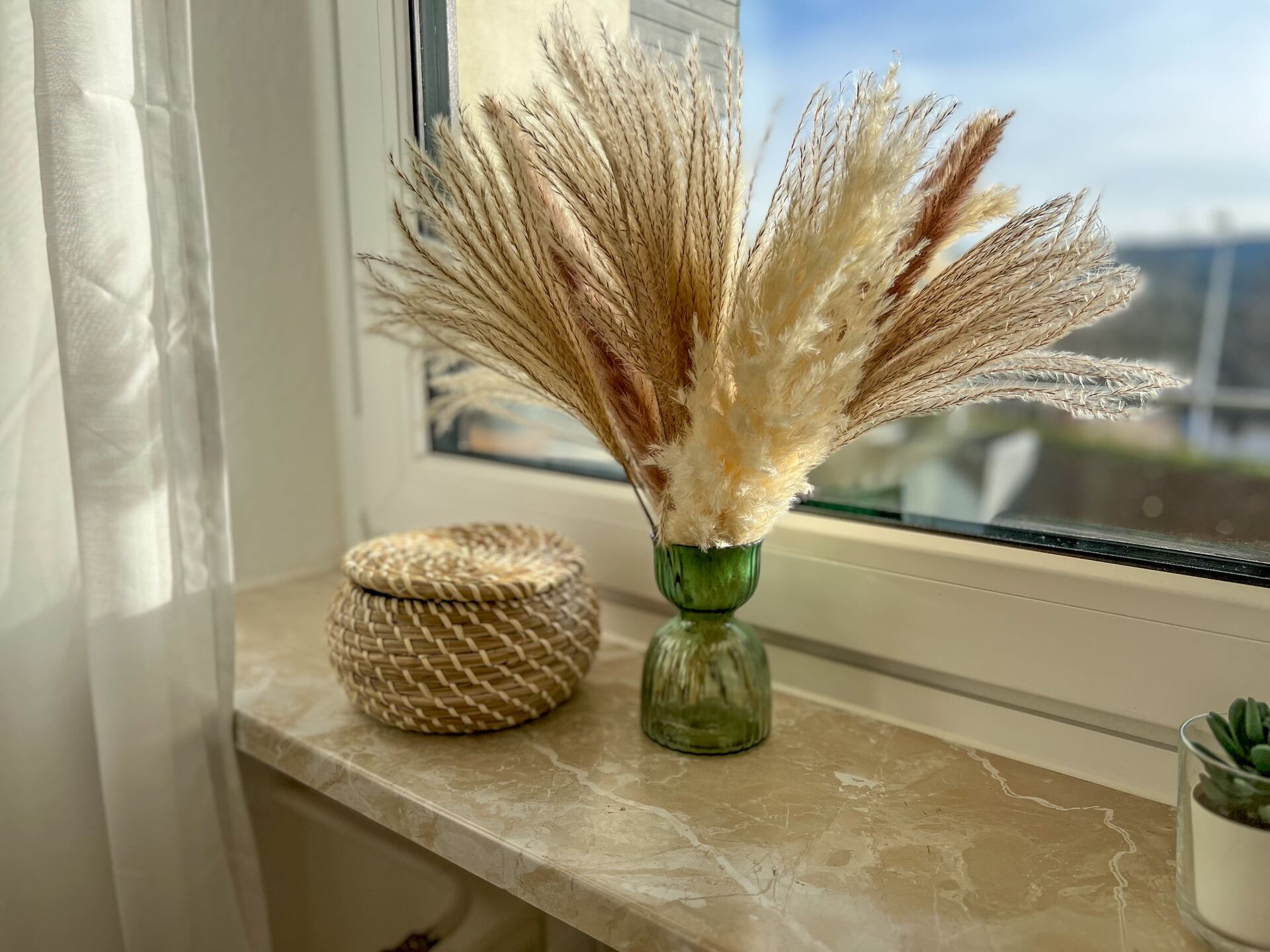 Dekoration mit Trockenblumen auf Fensterbank