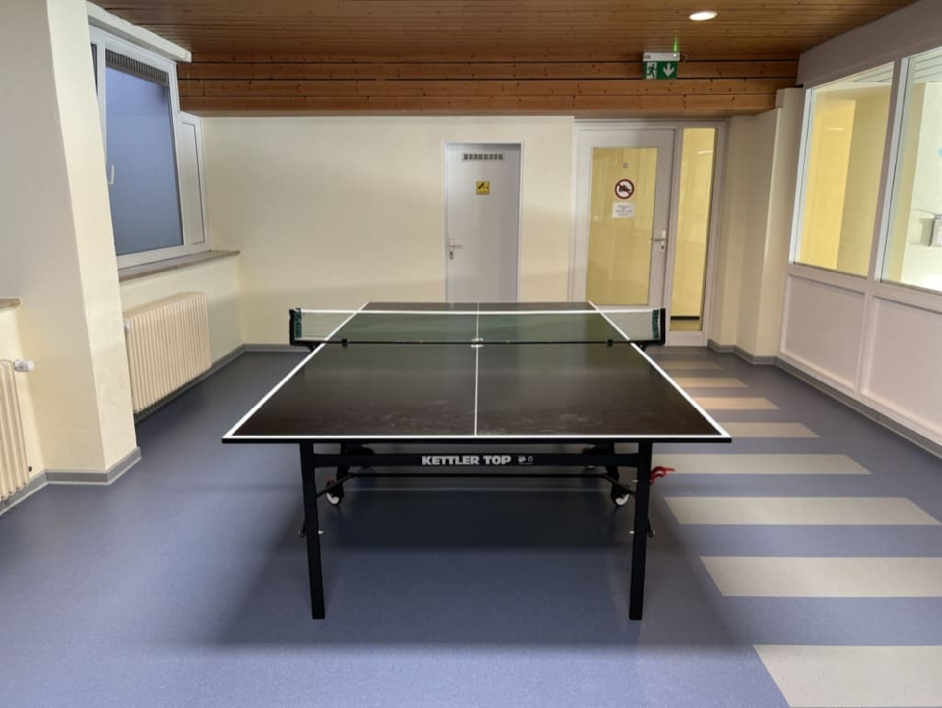 Tischtennisplatte im Fitnessraum