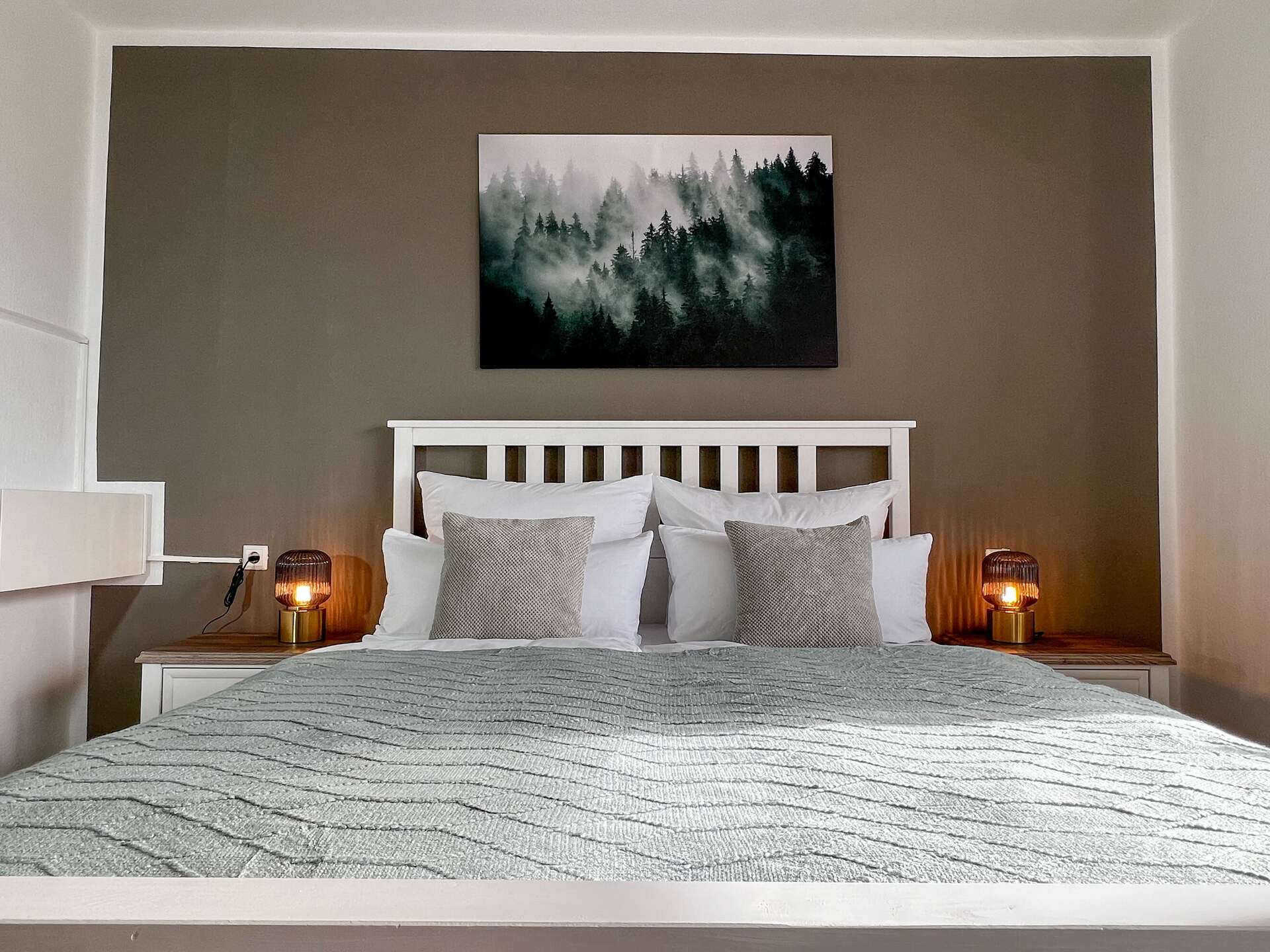 Boxspringbett mit Nachttischen und Lampen