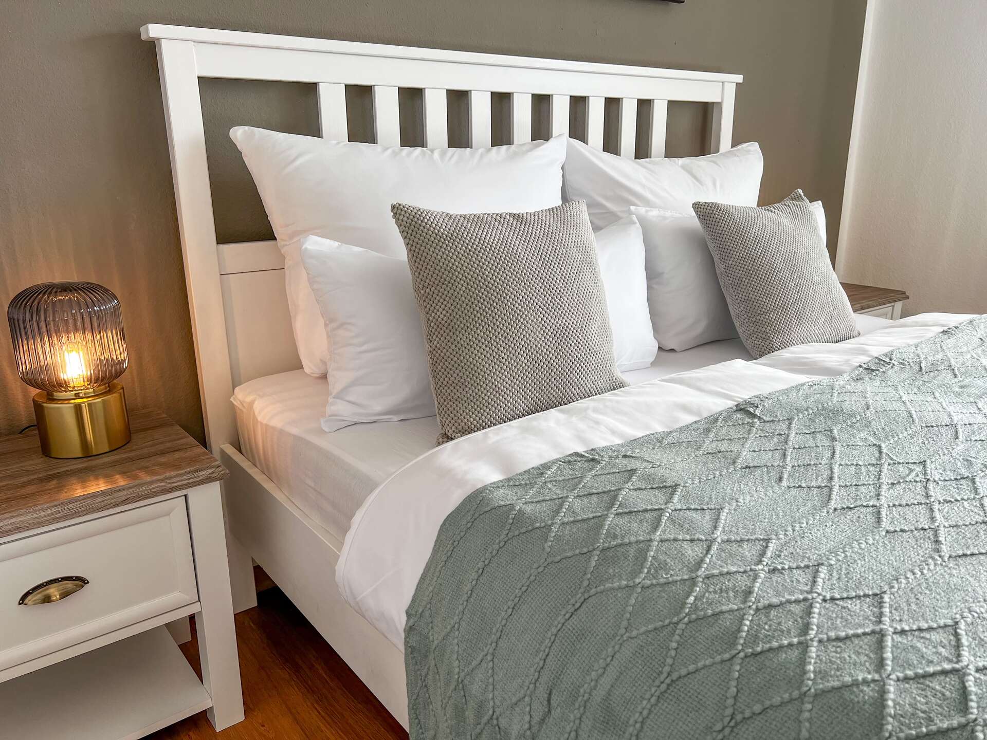 Nahaufnahme Doppelbett mit Kissen und Decke