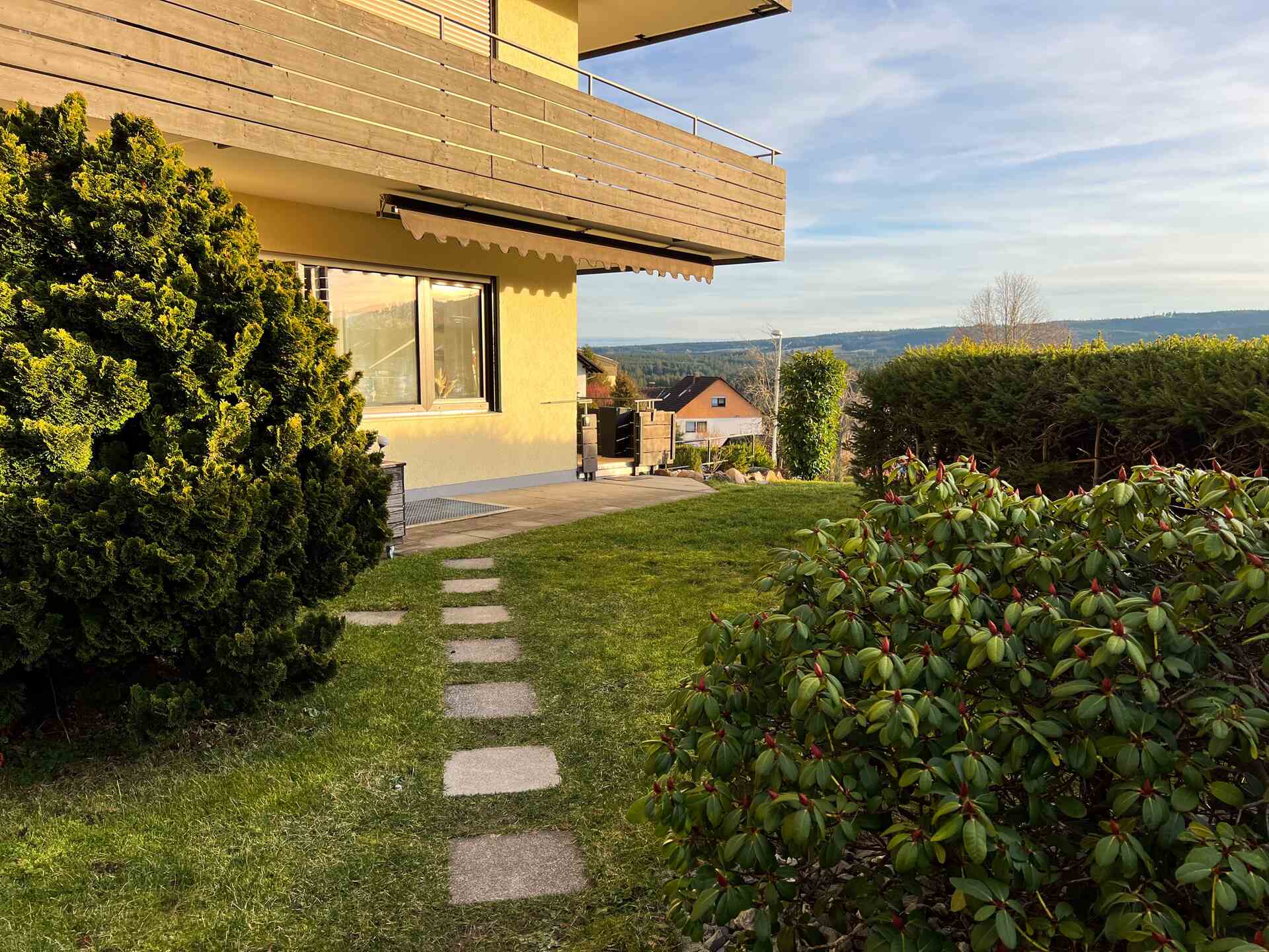 Gartenweg zum Eingang der Ferienwohnung