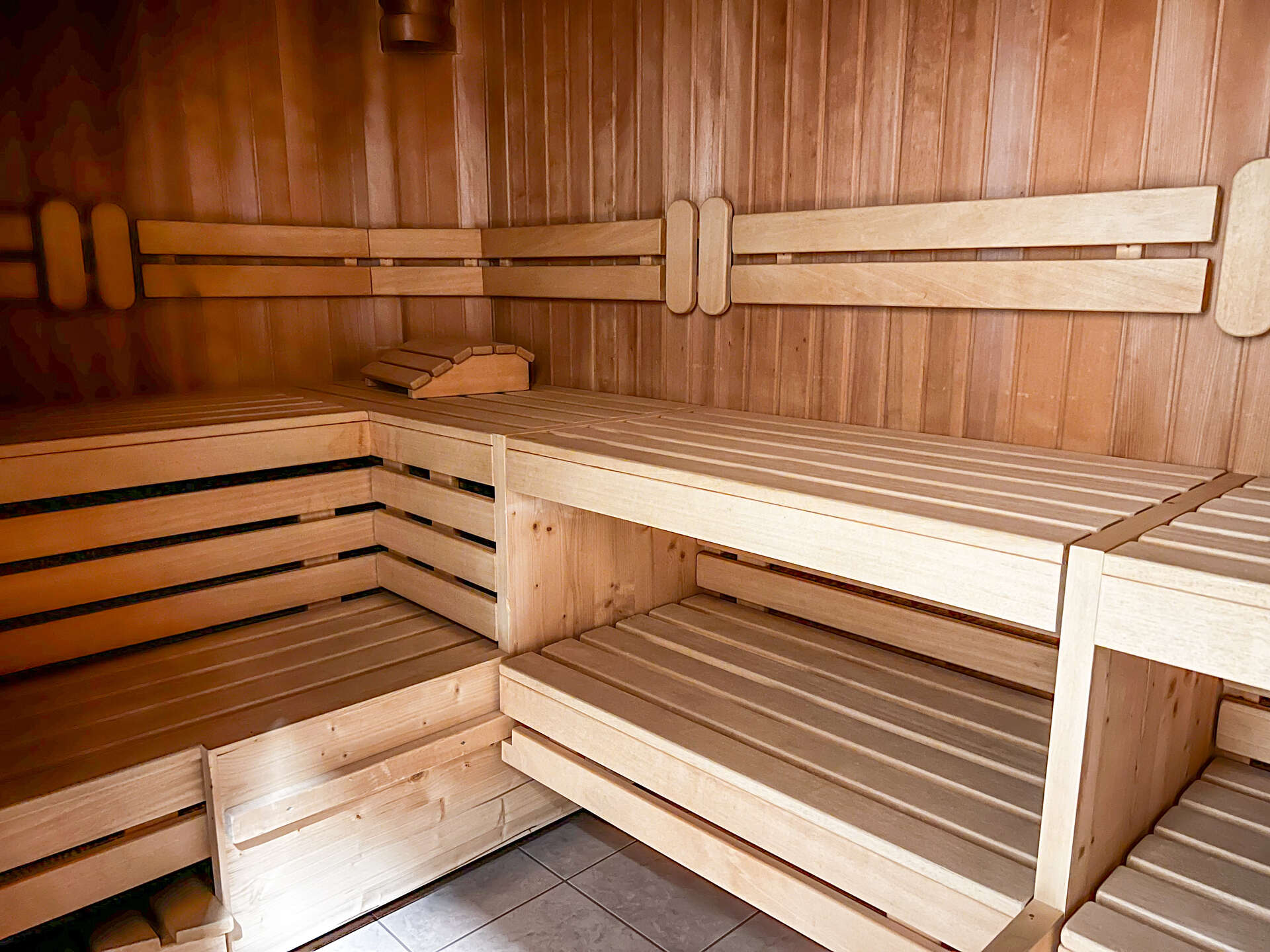 Holzsauna mit mehreren Sitzbaenken