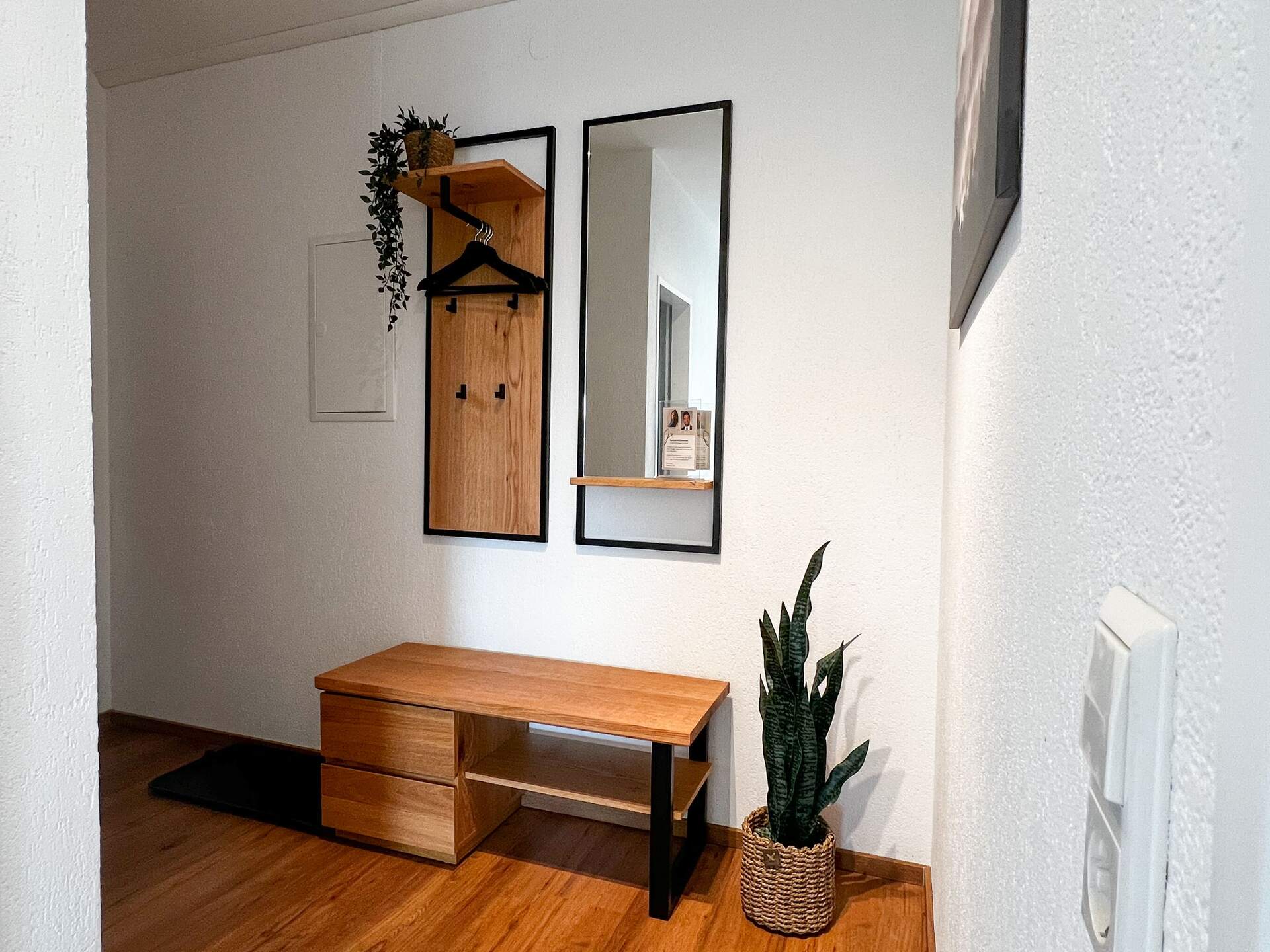 Garderobe mit Spiegeln und Holzbank