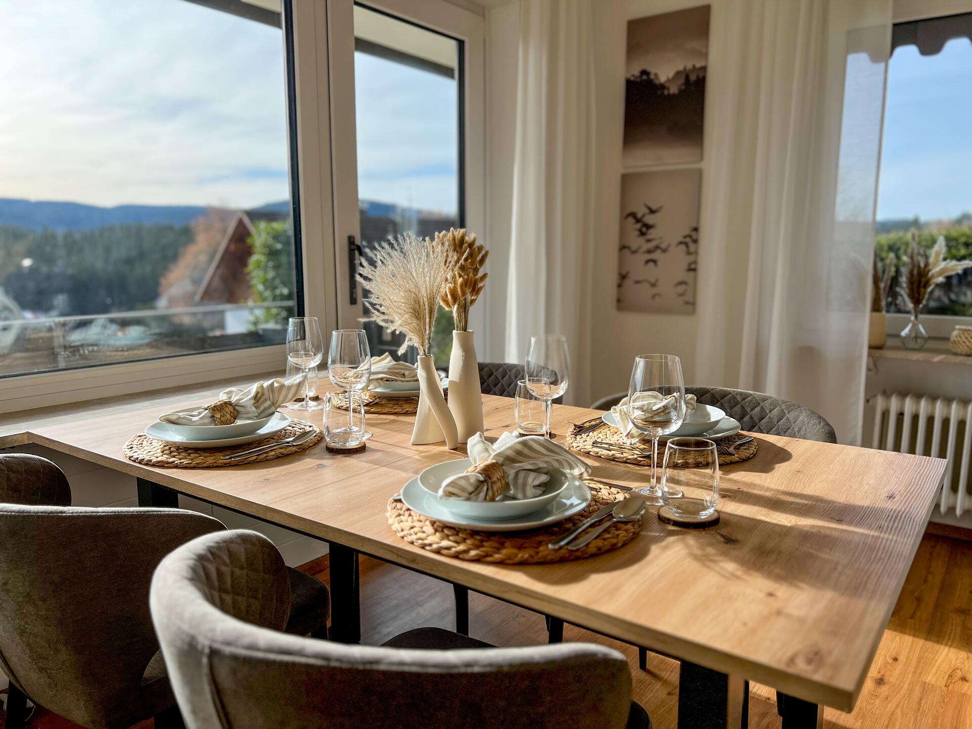 Esstisch am Fenster mit Ausblick