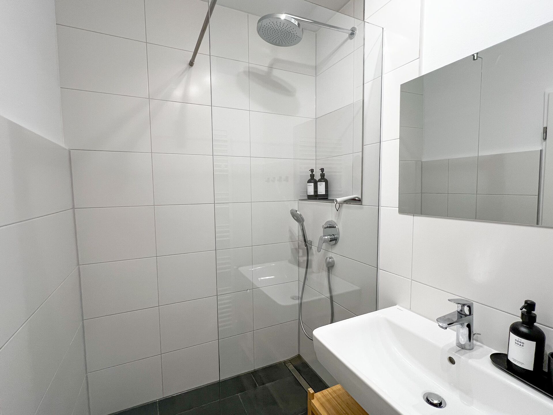 Moderne Regendusche mit Glaswand