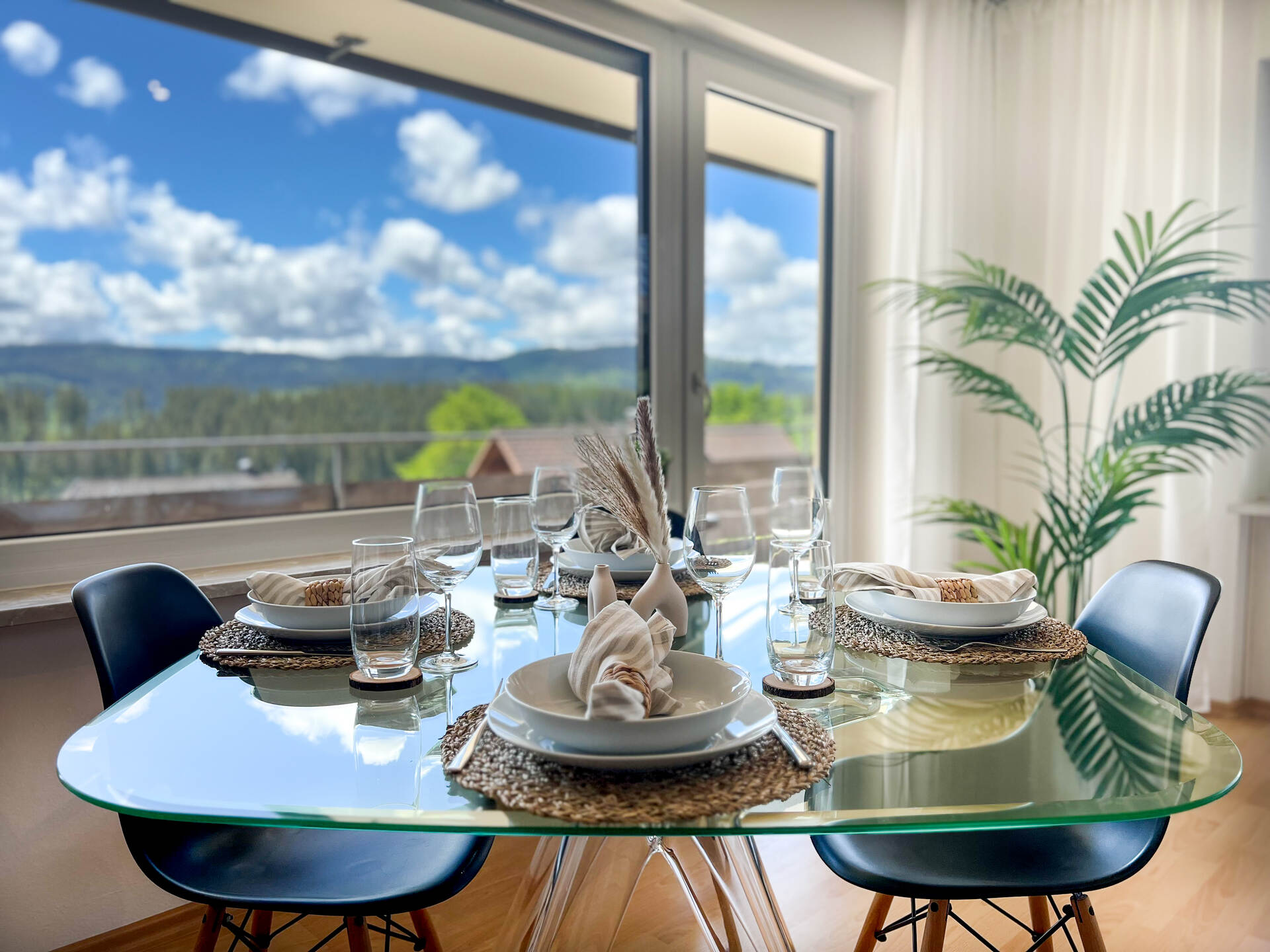 Esstisch mit Gedeck und grossem Fenster