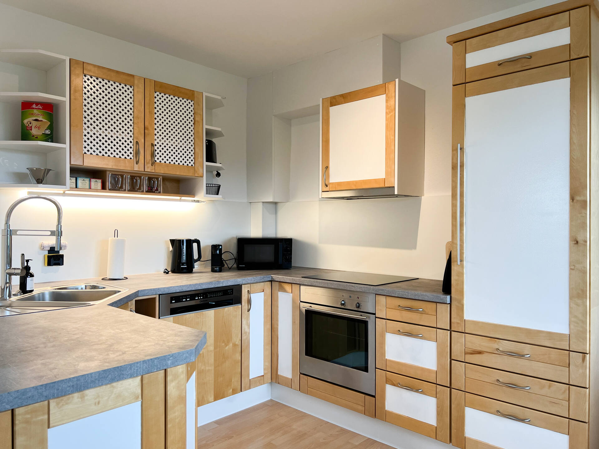 Eckkueche mit Holzfronten und Geraeten