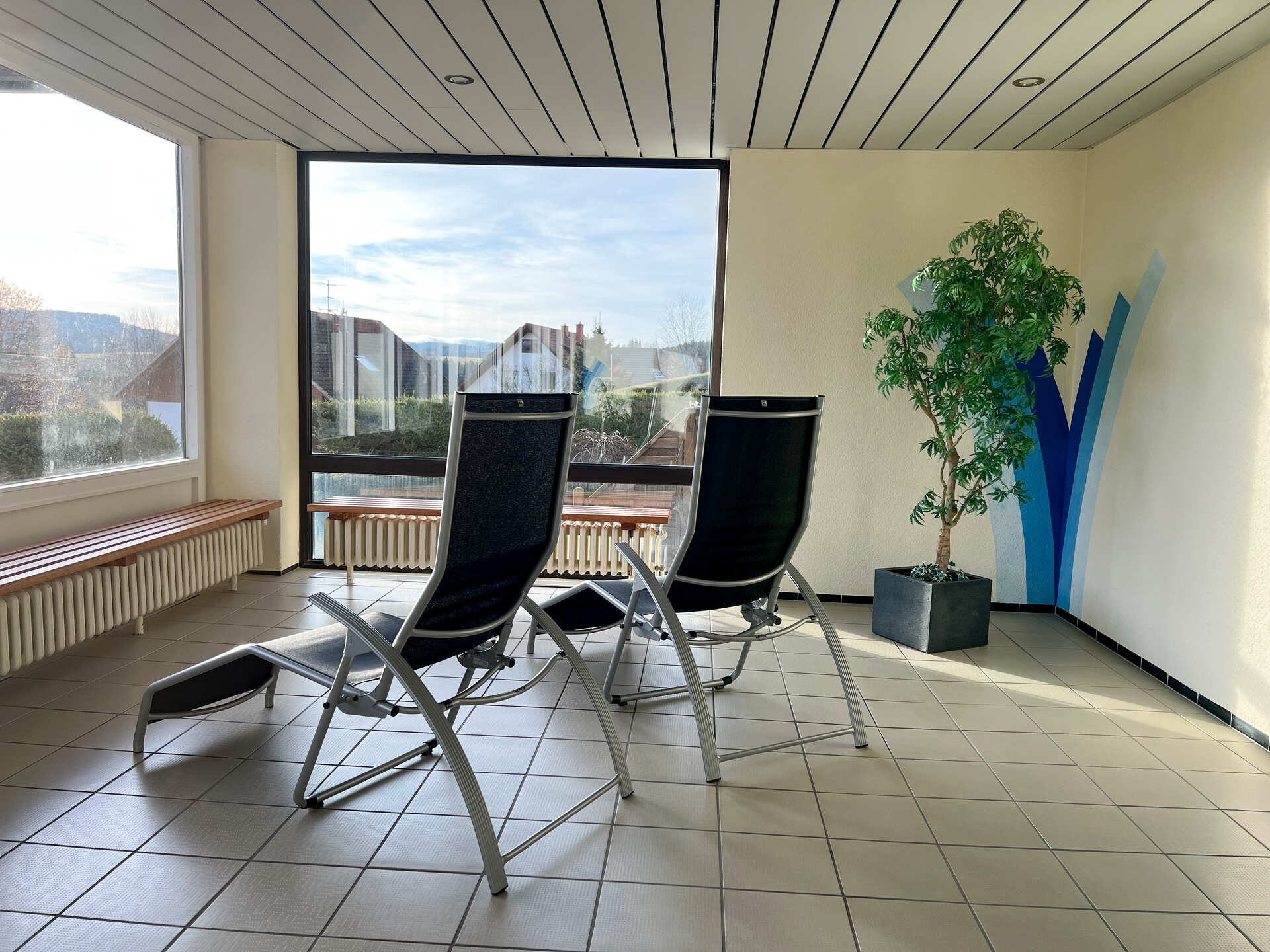 Liegestuehle am Fenster im Schwimmbad