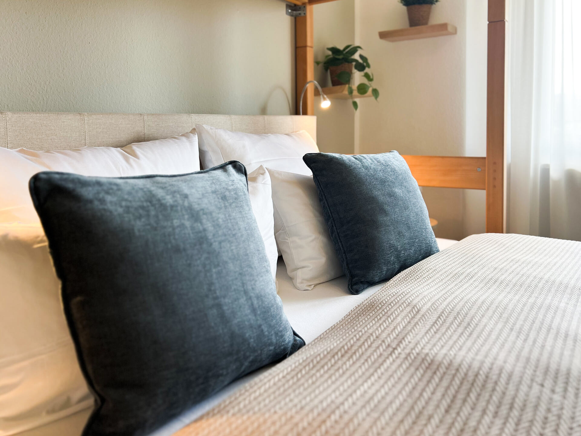 Nahaufnahme vom Bett mit Kissen