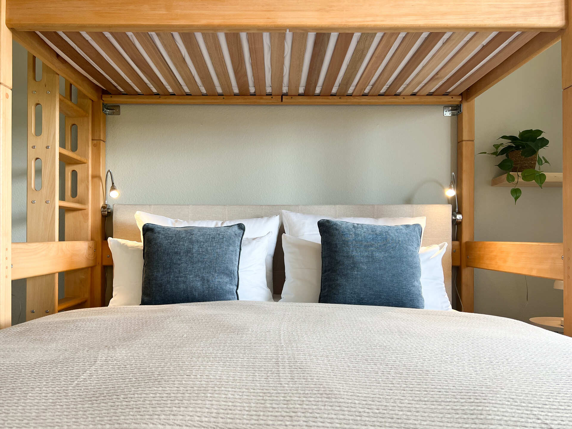 Doppelbett unter Hochbett mit Leselampen