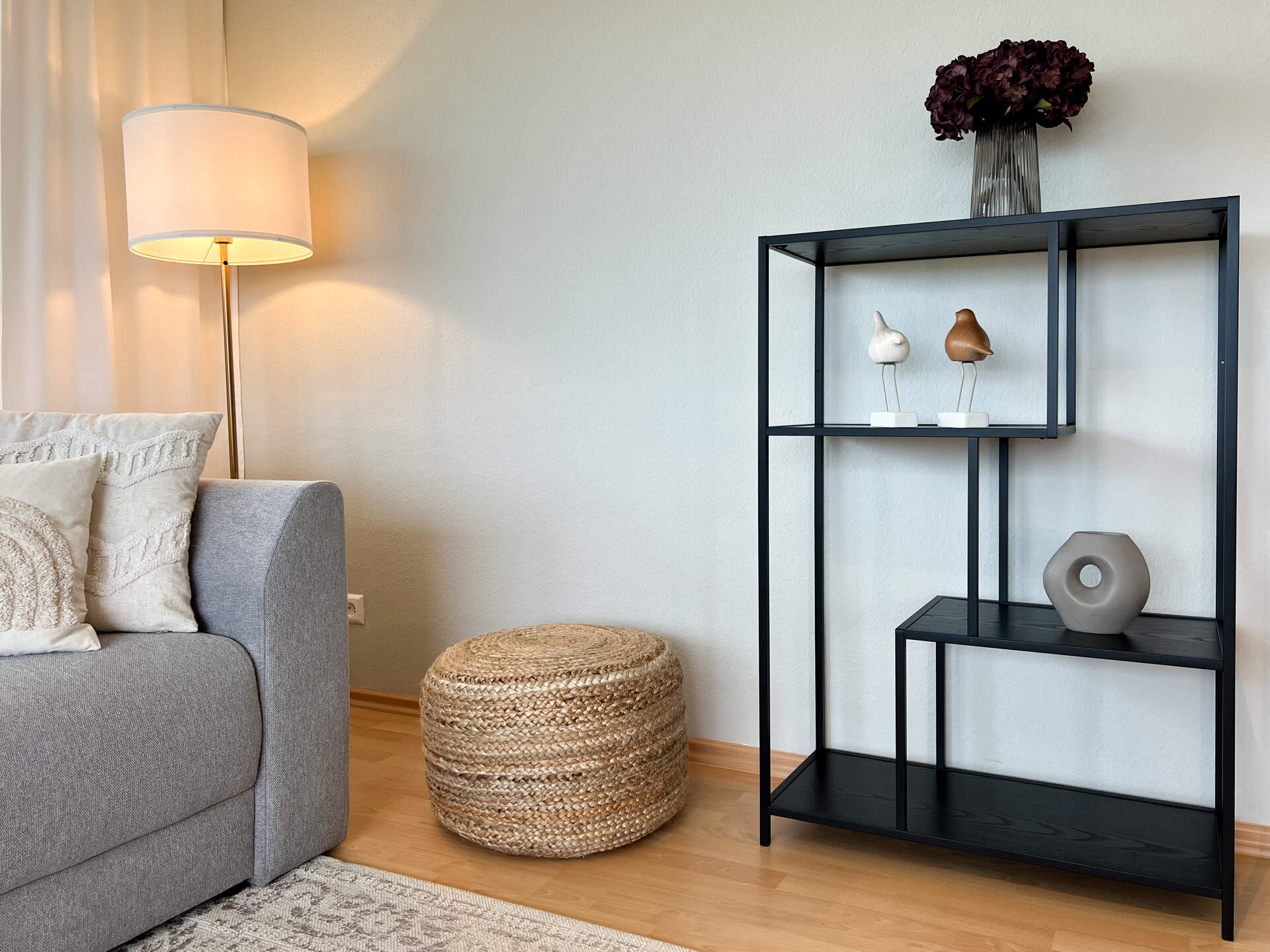 Sofa mit Regal, Deko und Stehlampe