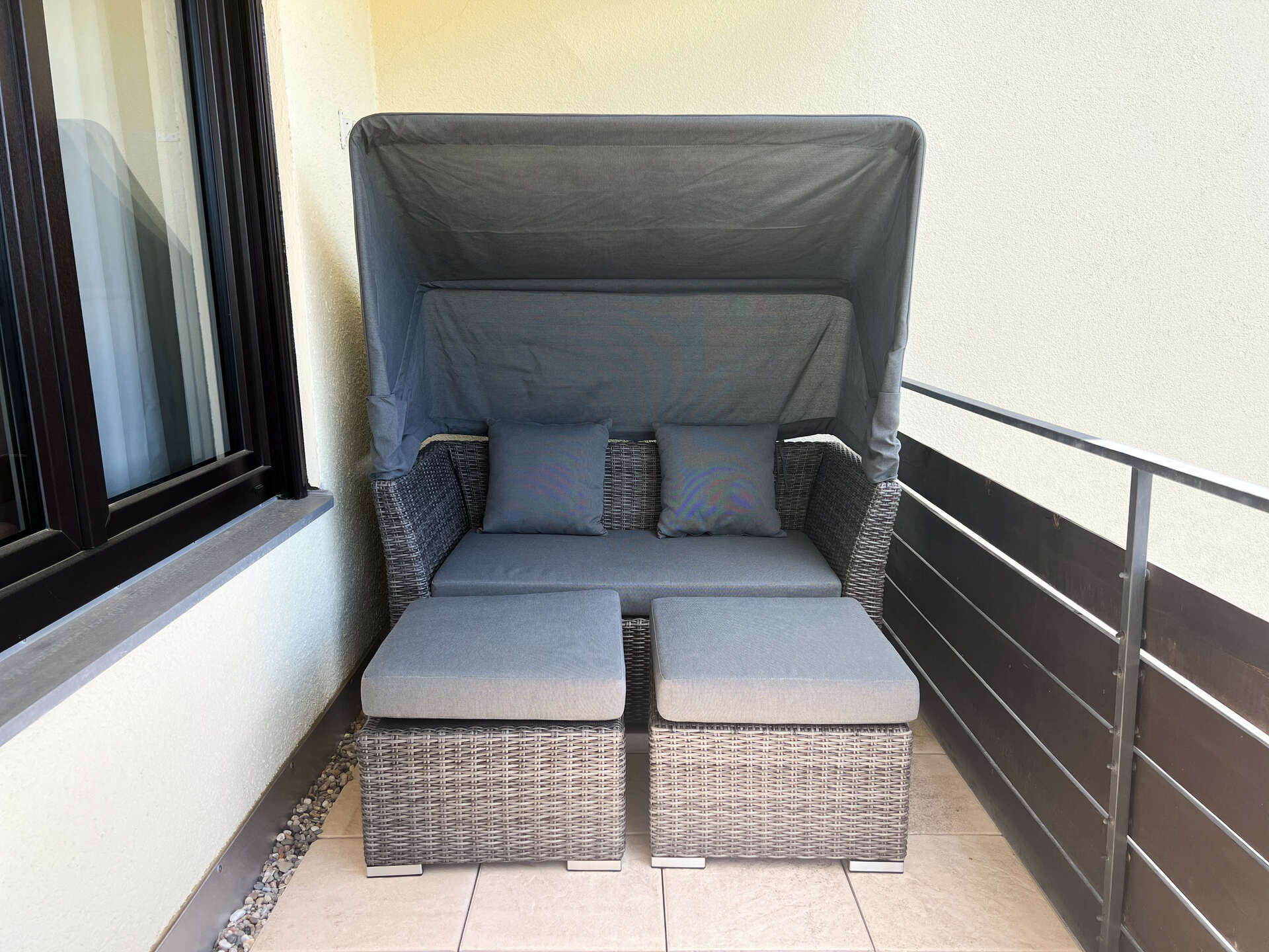 Lounge-Sitzgruppe auf dem Balkon