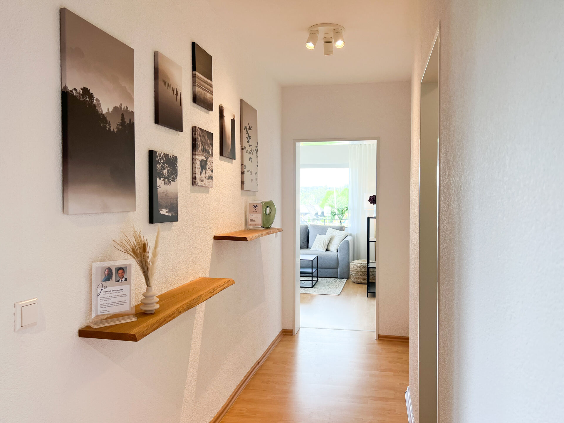 Detailaufnahme Wanddeko und Holzregale im Flur