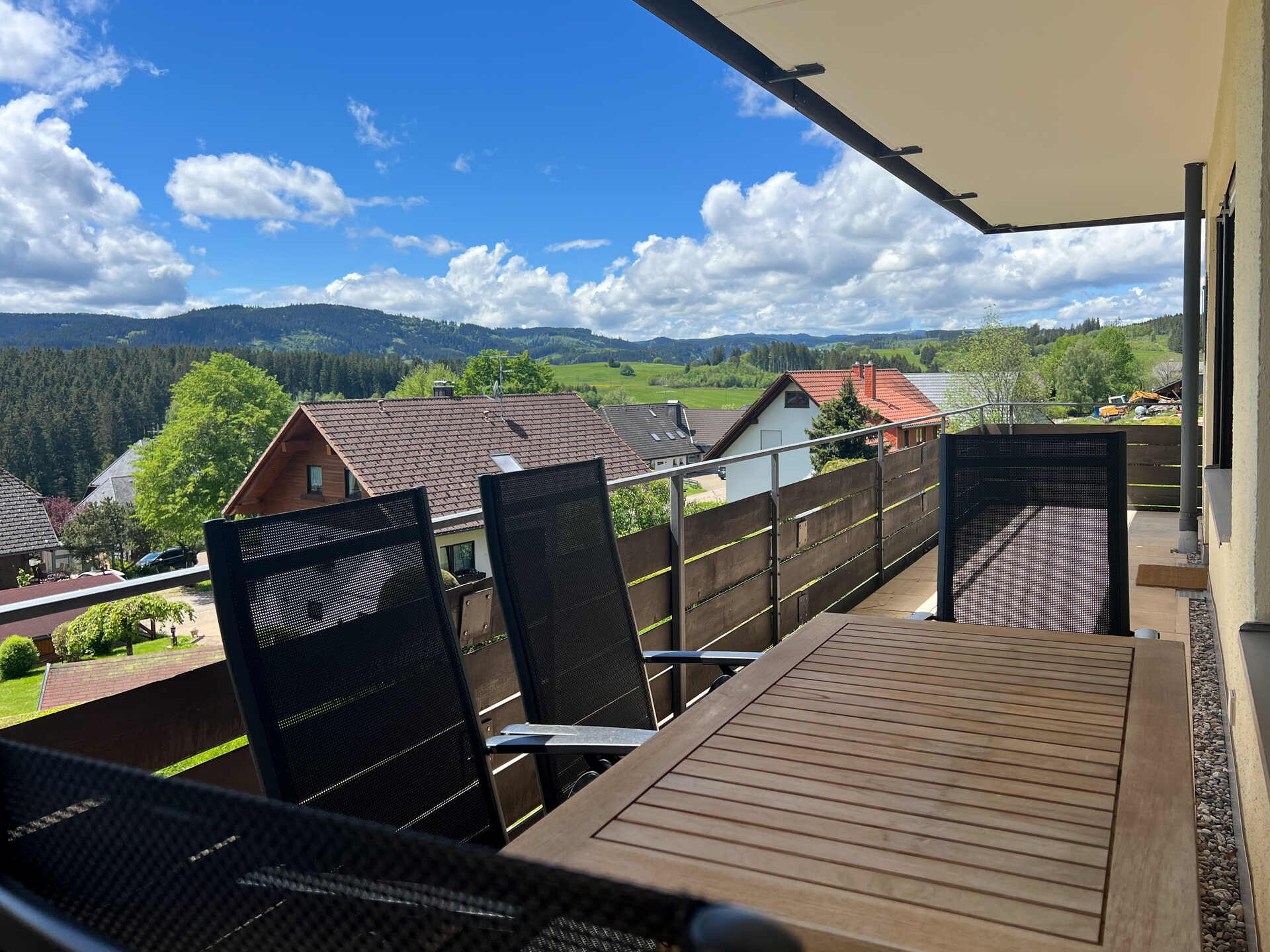 Balkon mit Blick auf Huegel und Waelder