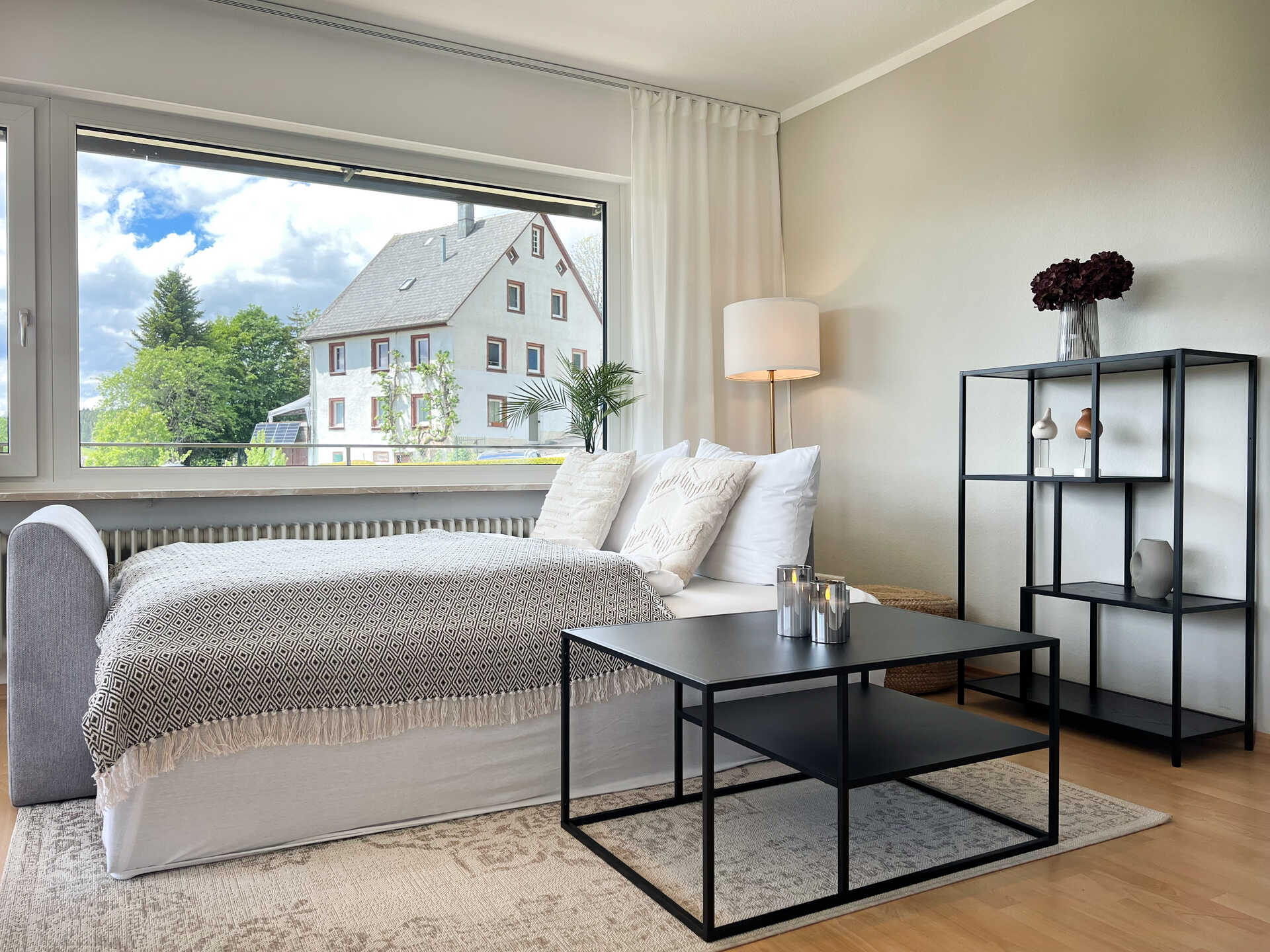 Schlafsofa am Fenster mit Ausblick