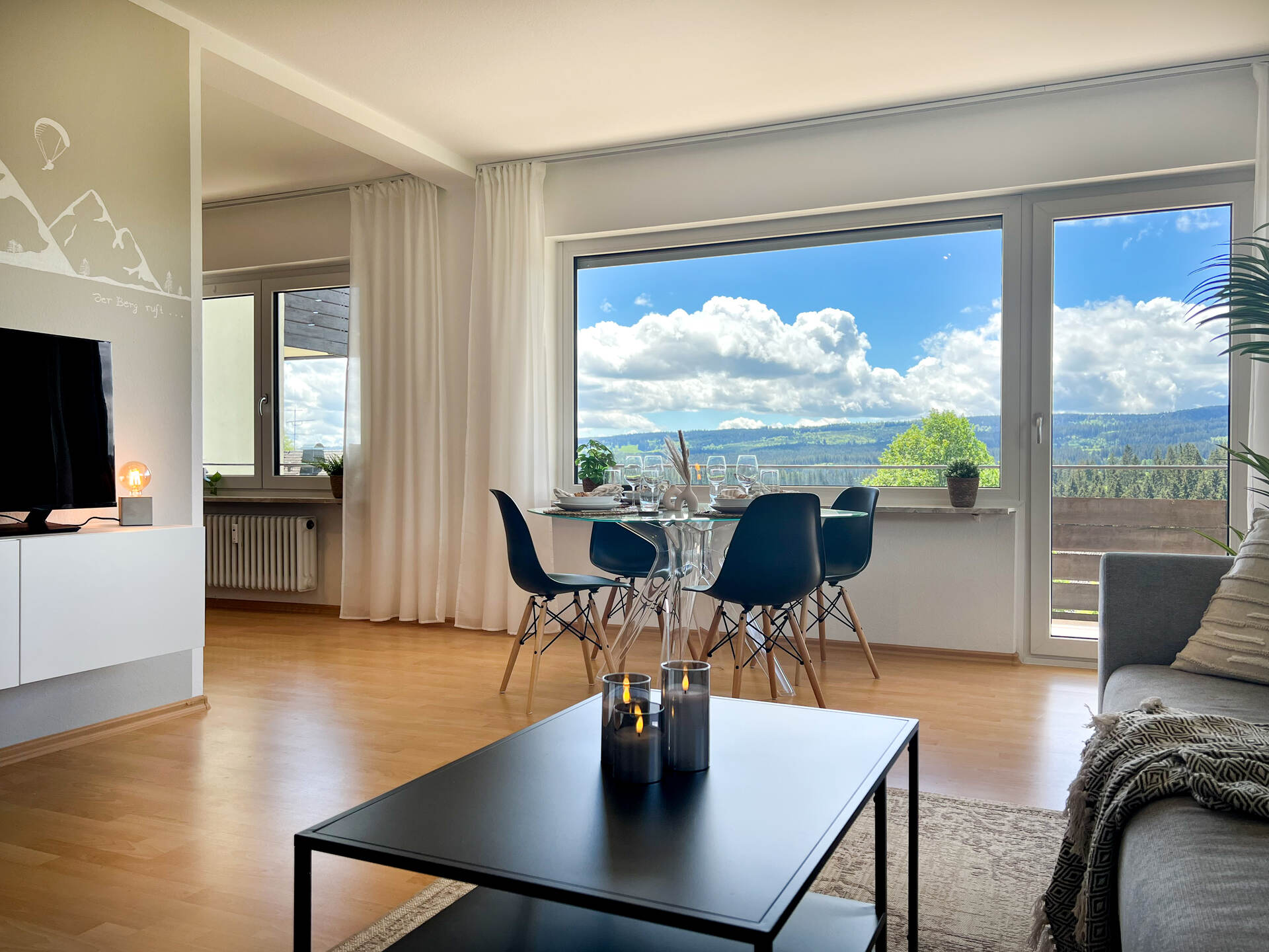 Wohnzimmer mit Panoramablick und Esstisch