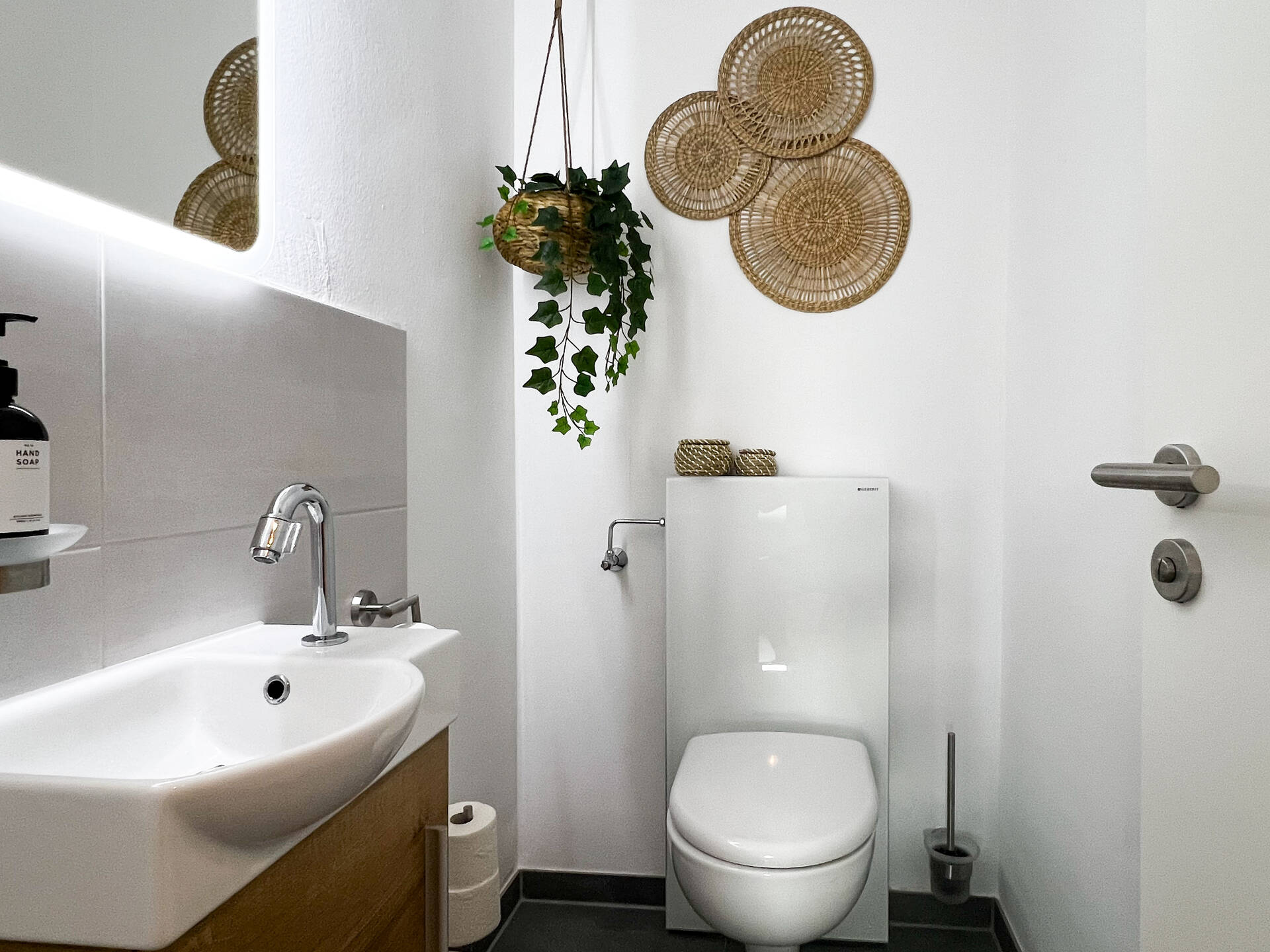 Gaestetoilette mit Waschbecken und Deko