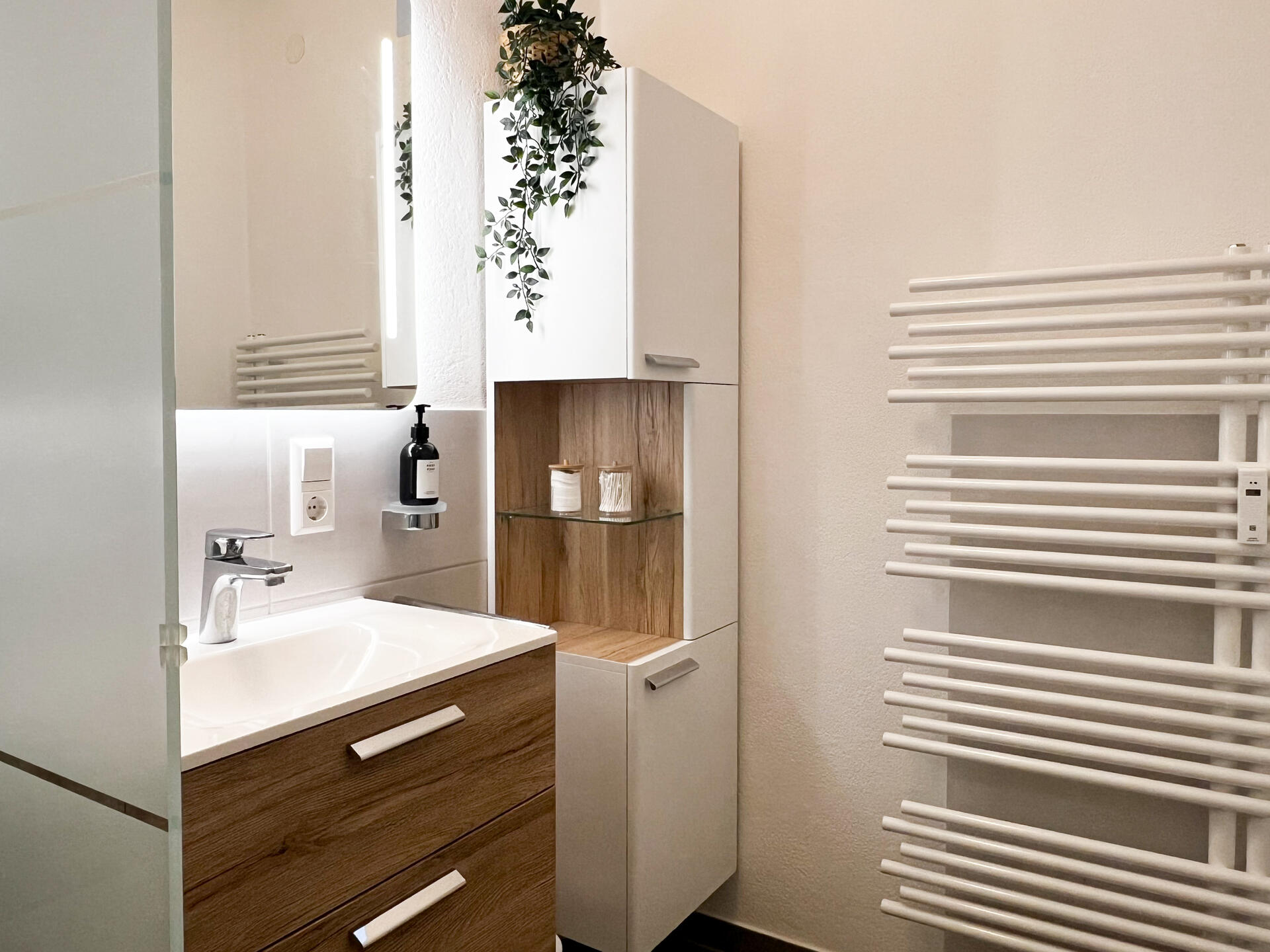 Waschbecken mit Spiegel und Handseife