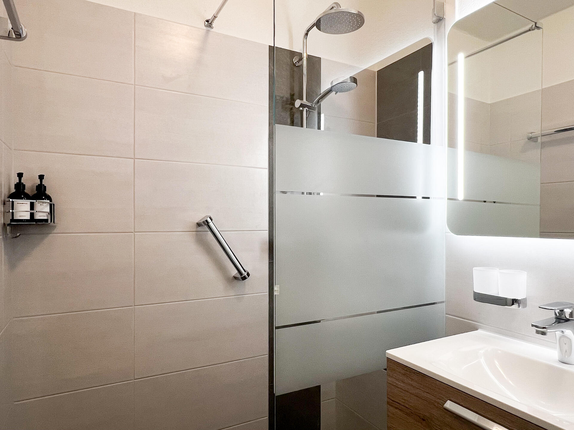 Dusche mit Glaswand und Regenduschkopf