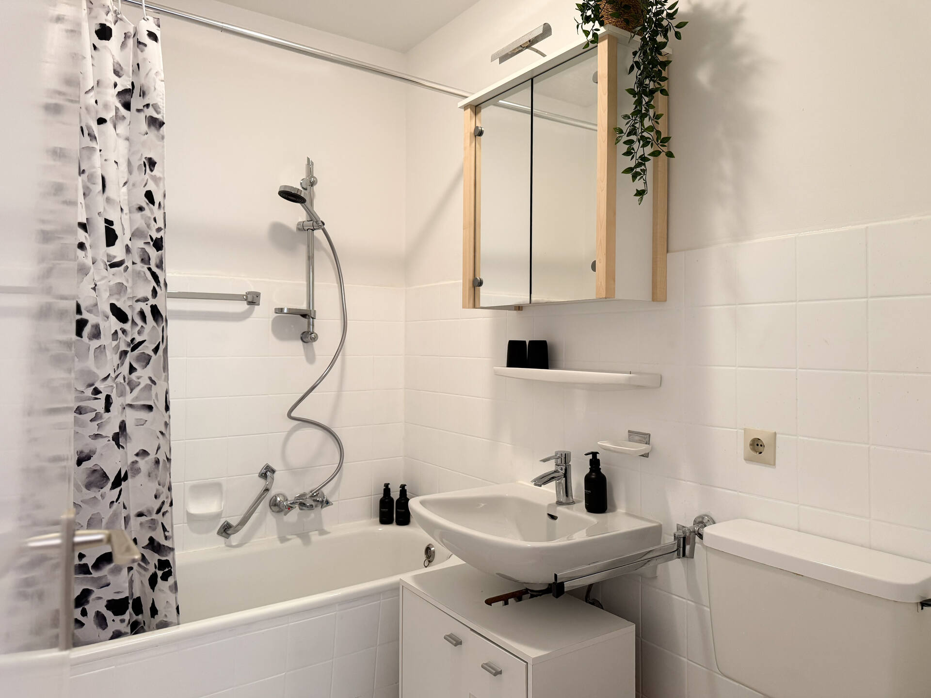 Badezimmer mit Badewanne und Duschvorhang