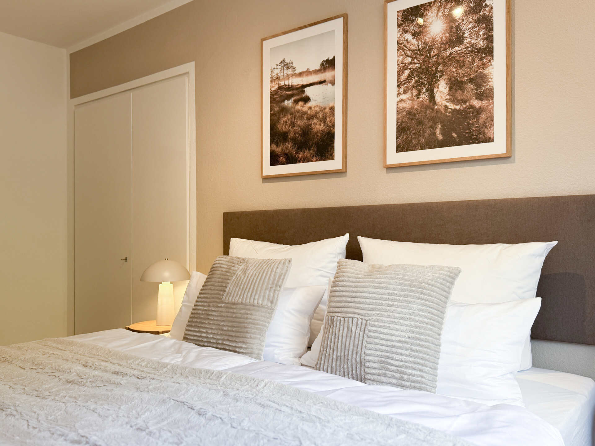 Bett mit Nachttischlampe und Kleiderschrank