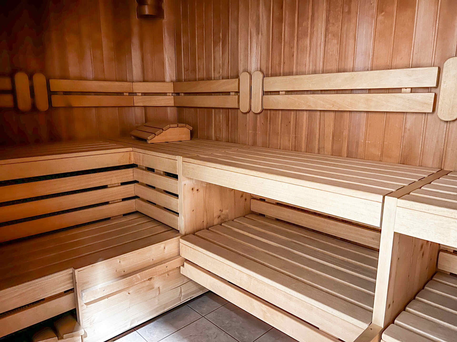 Innenansicht einer Holzsauna mit Sitzbaenken