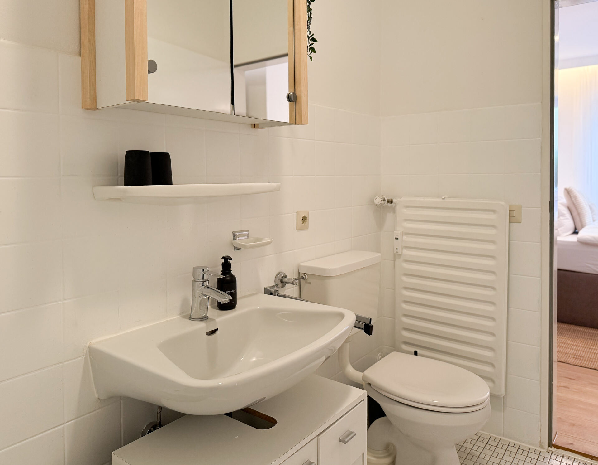 Badezimmer mit Waschbecken und Toilette