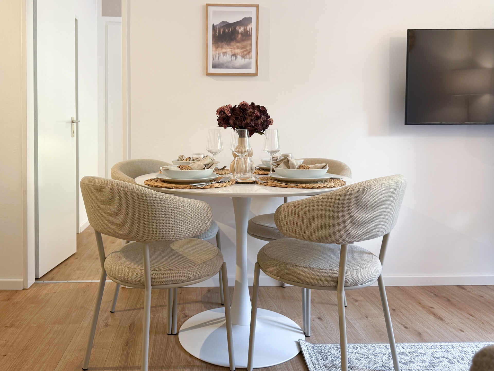 Esstisch mit vier gedeckten Plaetzen