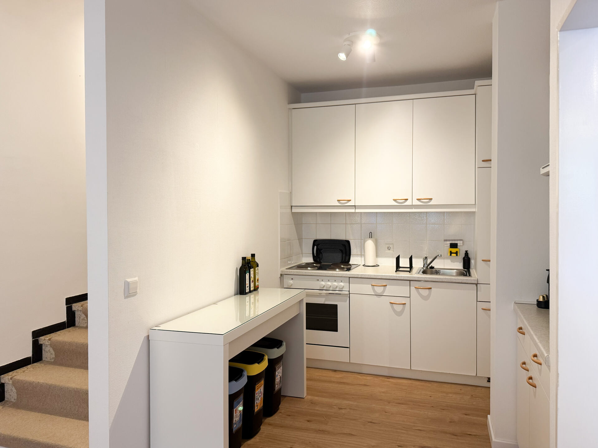 Kueche mit Herd, Spuele und Vorbereitungstisch