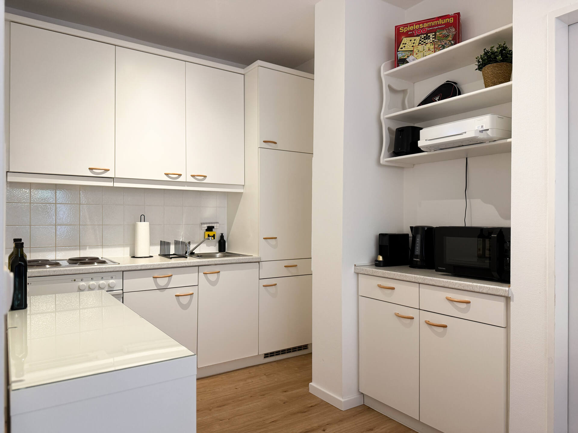 Kueche mit Schraenken und Elektrogeraeten