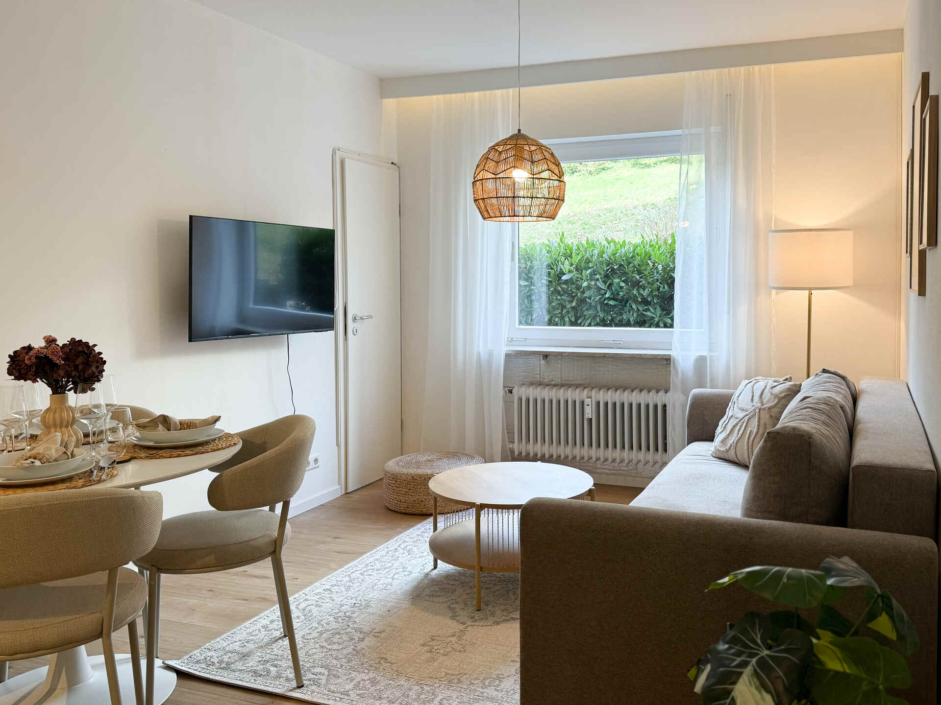 Helles Wohnzimmer mit Sofa und Esstisch