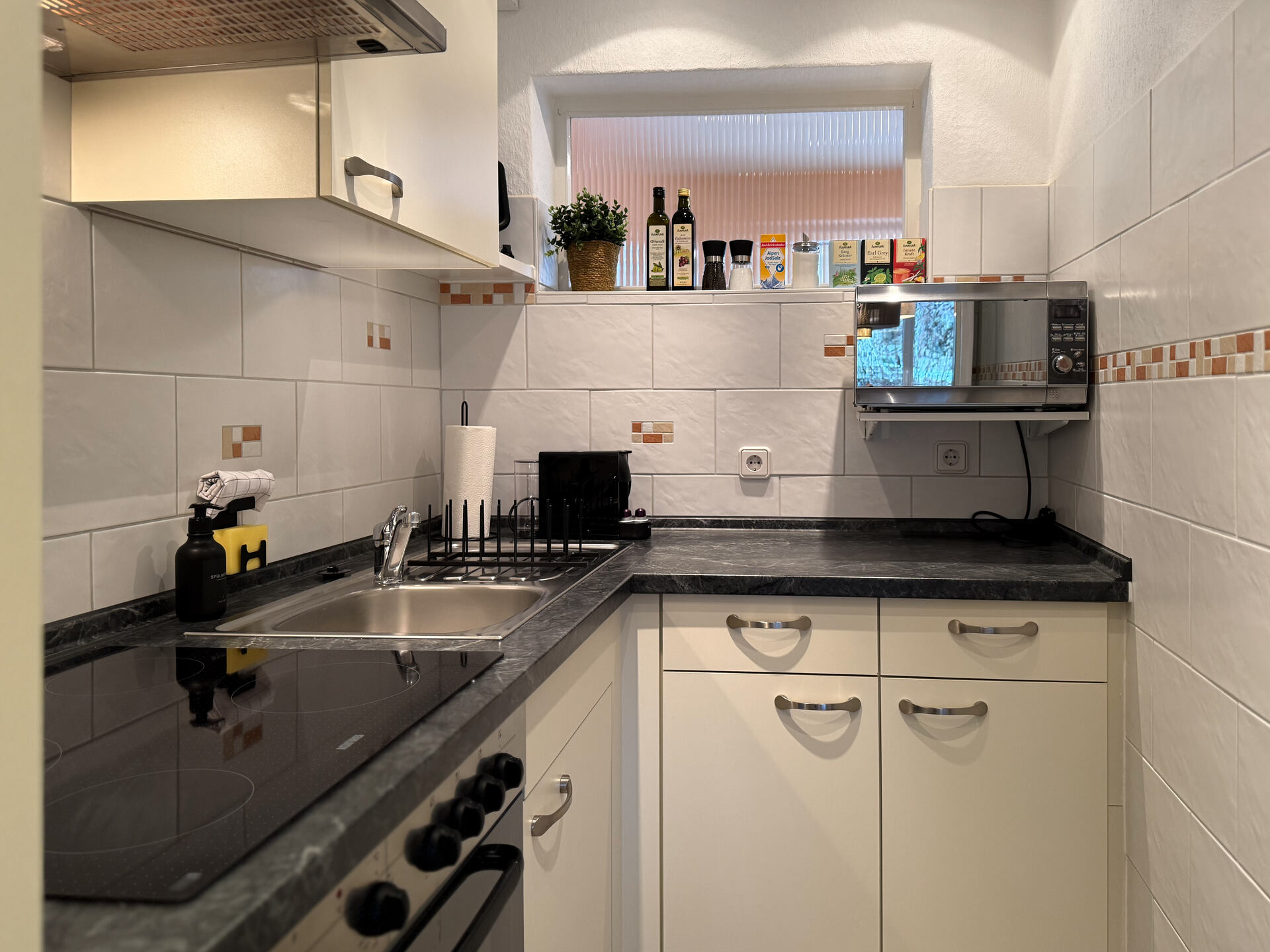 Kompakte Kueche mit Herd, Spuele und Mikrowelle