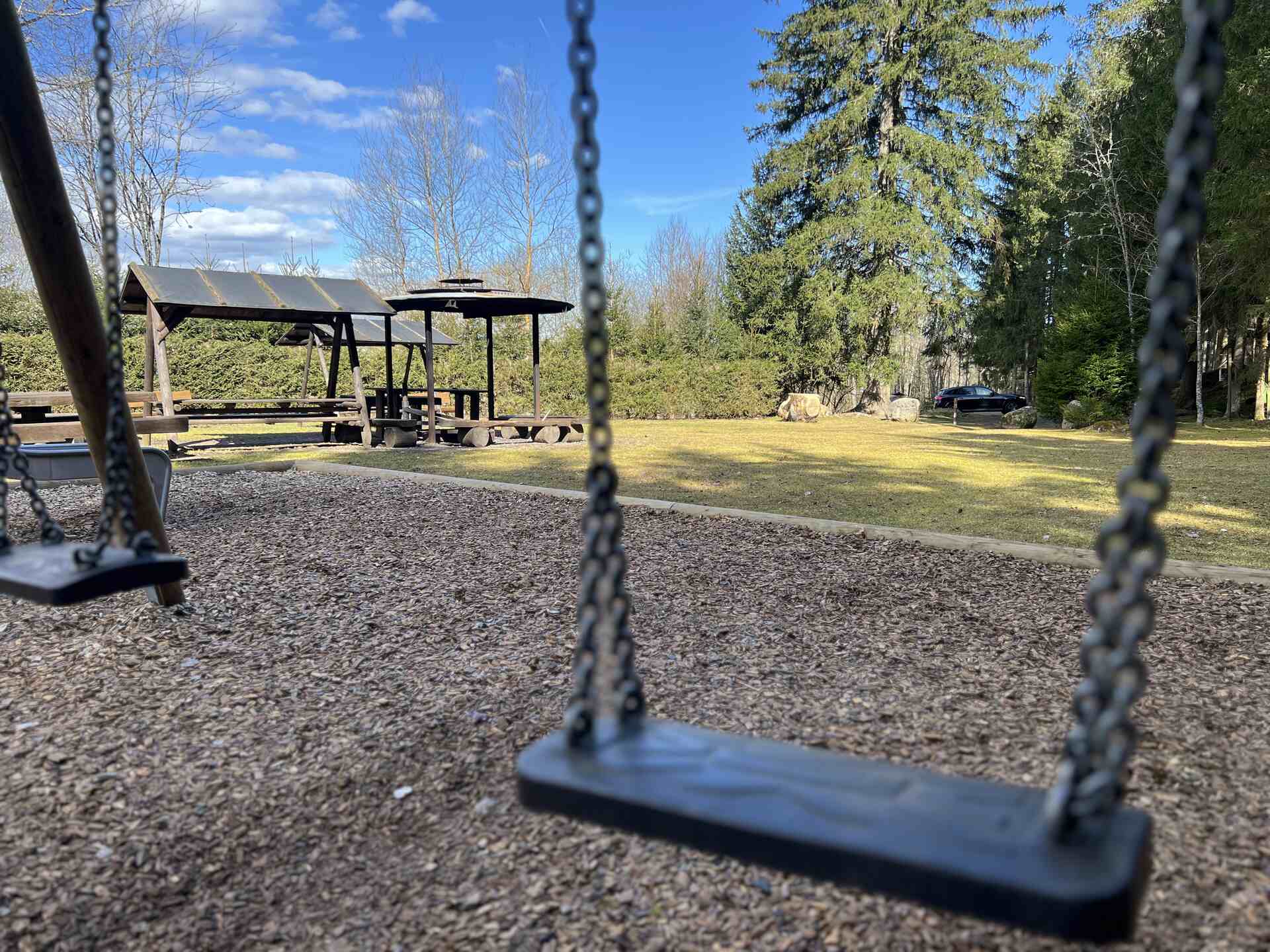 Schaukeln auf Holzschnitzel vor Grillplatz
