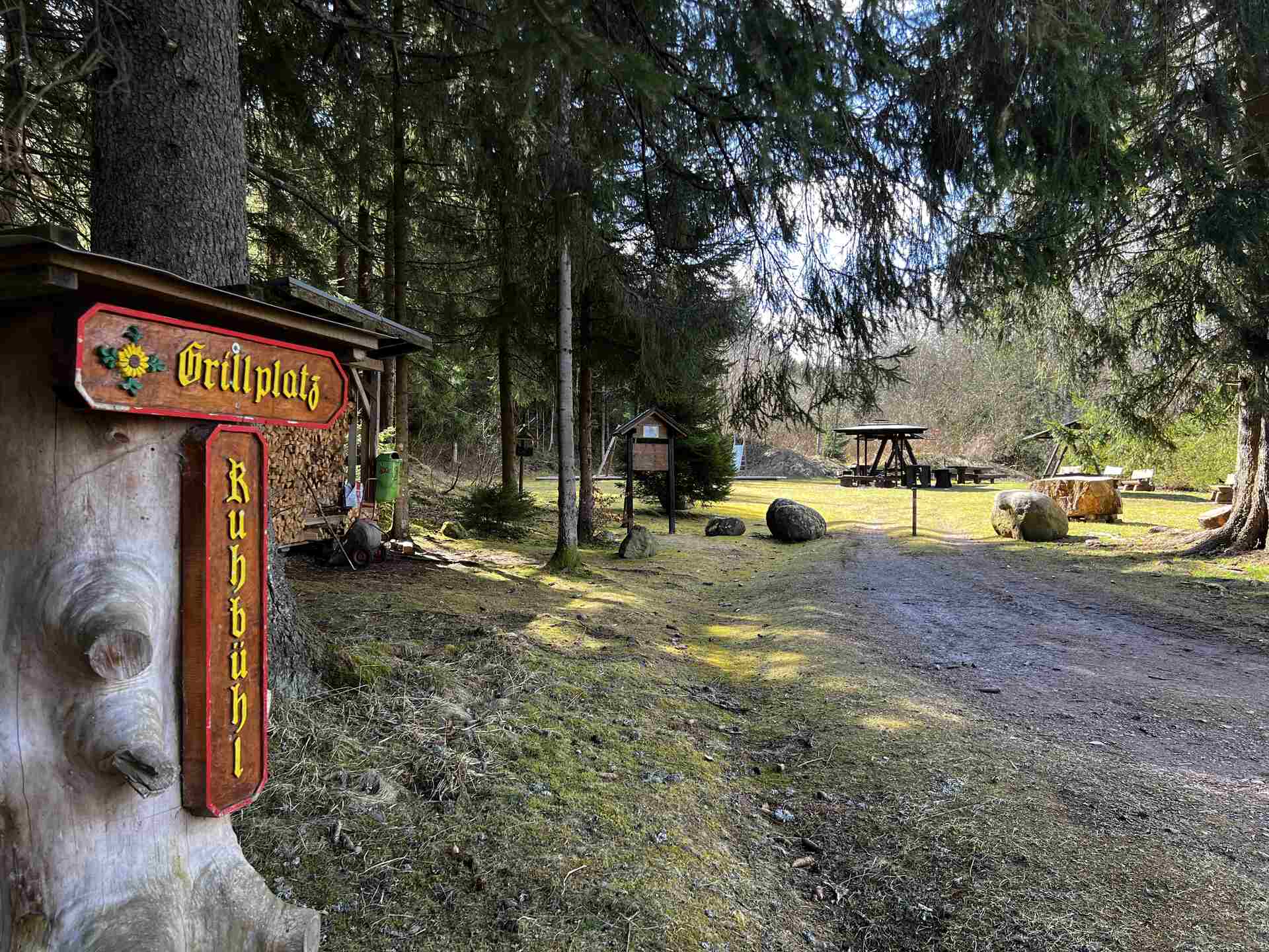 Waldnaher Grillplatz mit Holzbaenken
