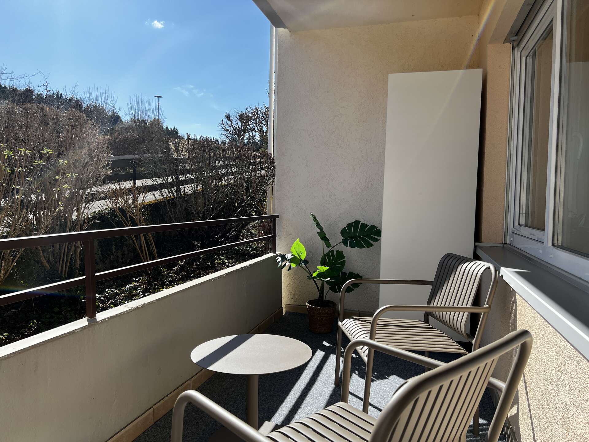 Balkon mit zwei Stuehlen und kleinem Tisch