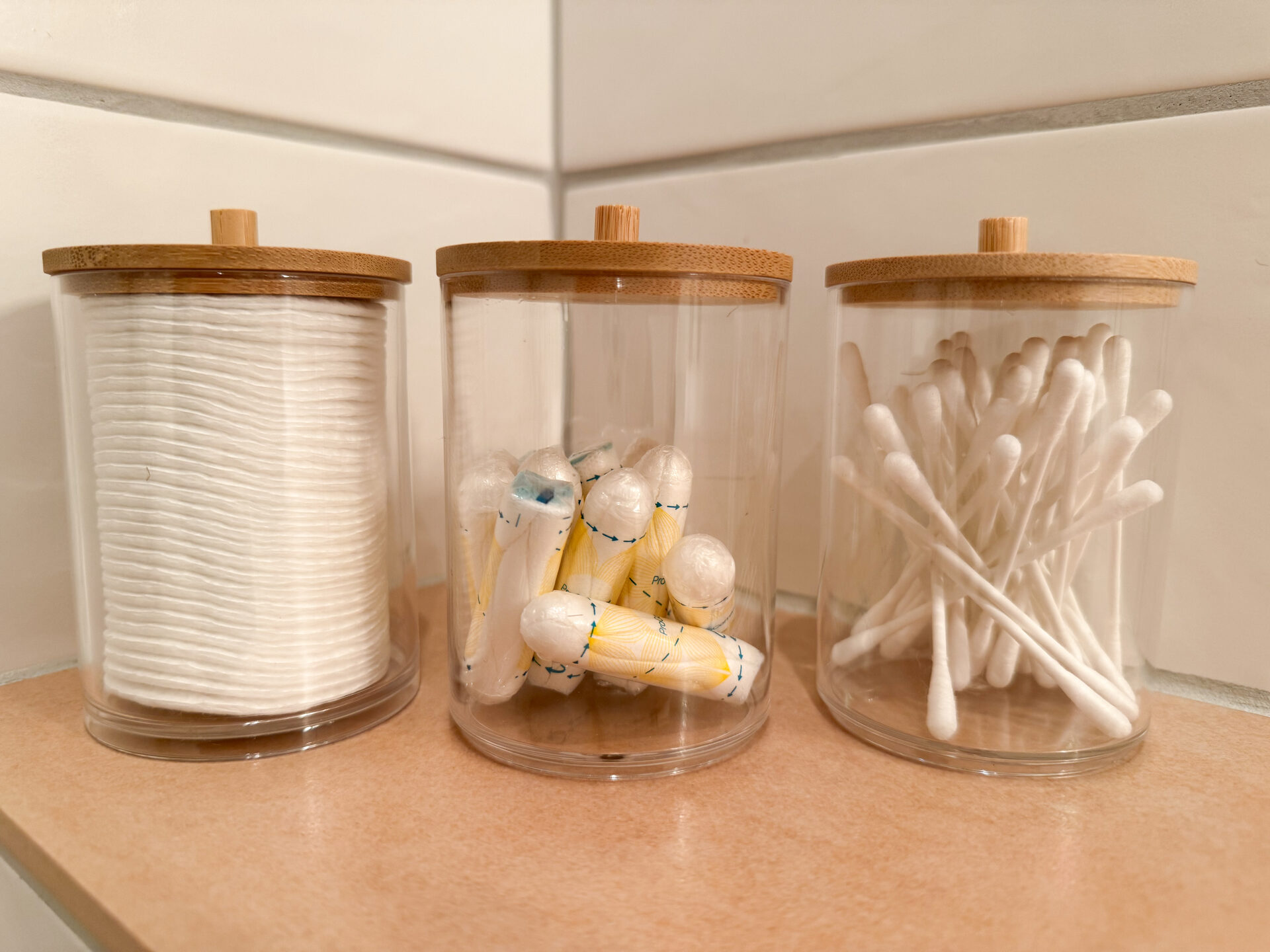 Badutensilien in Glaesern auf Badezimmerablage