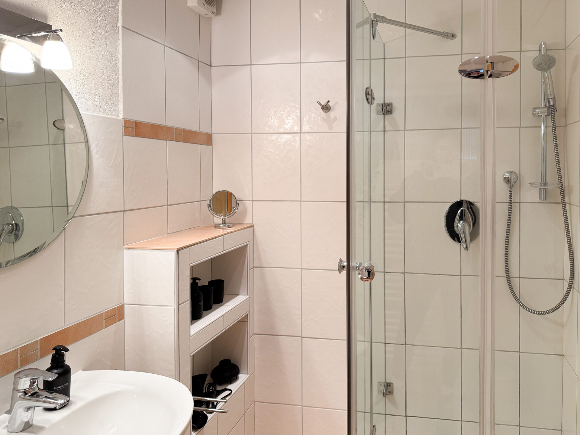 Duschkabine mit Glaswand und Wandspiegel