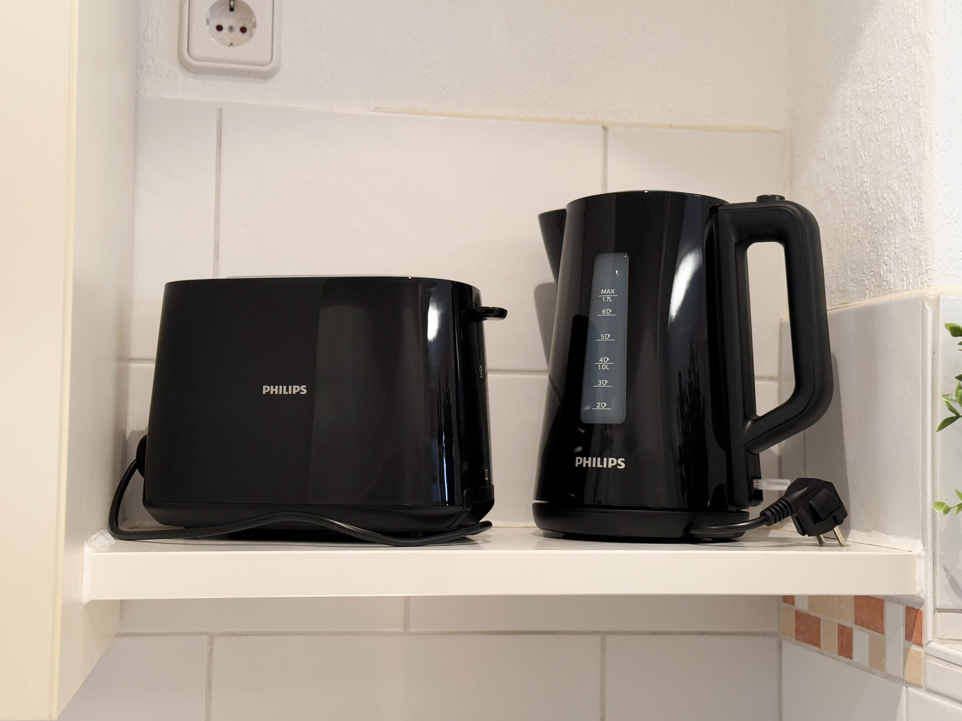 Schwarzer Toaster und Wasserkocher auf Regal