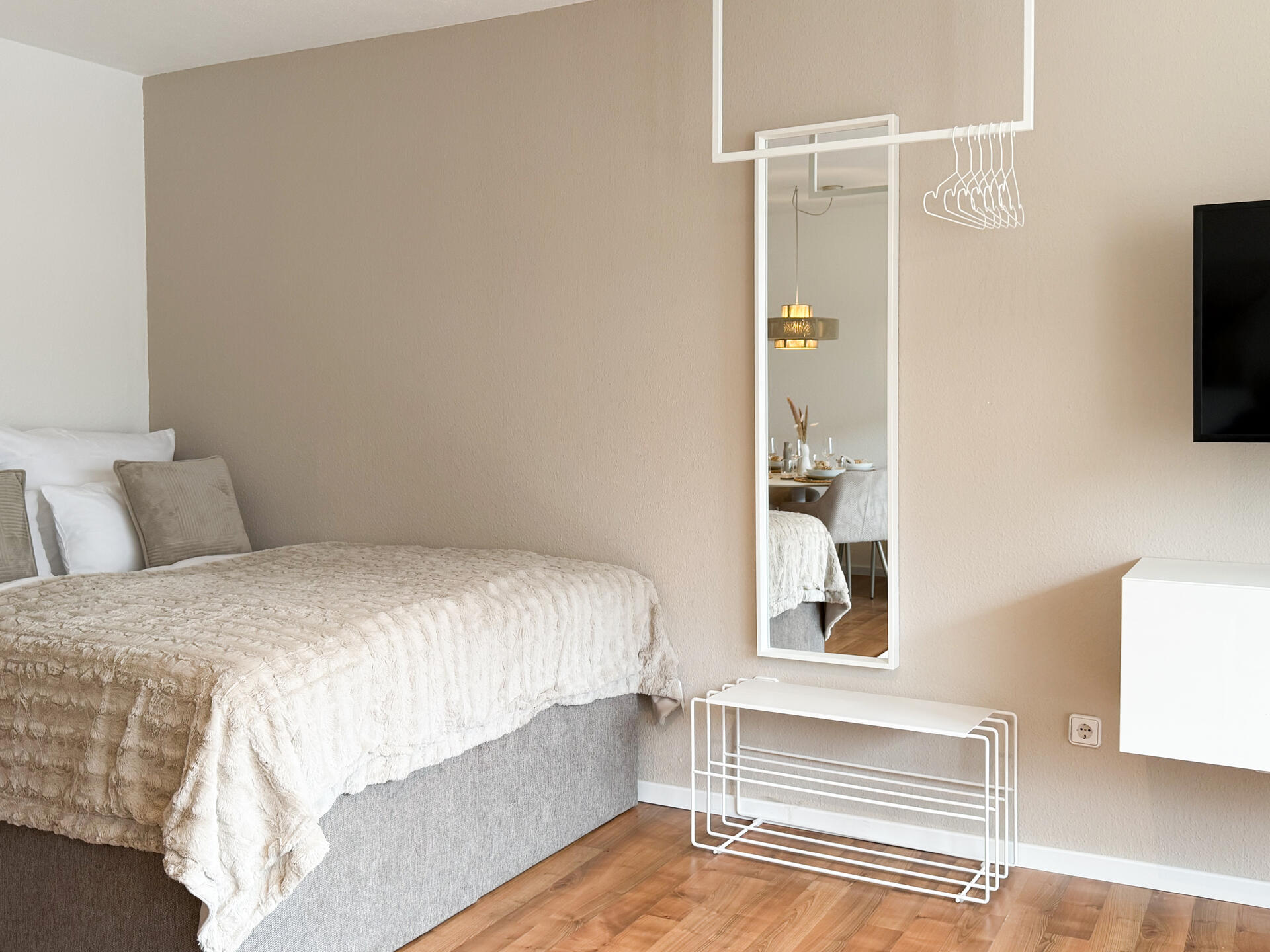 Schlafbereich mit Doppelbett und Fernseher