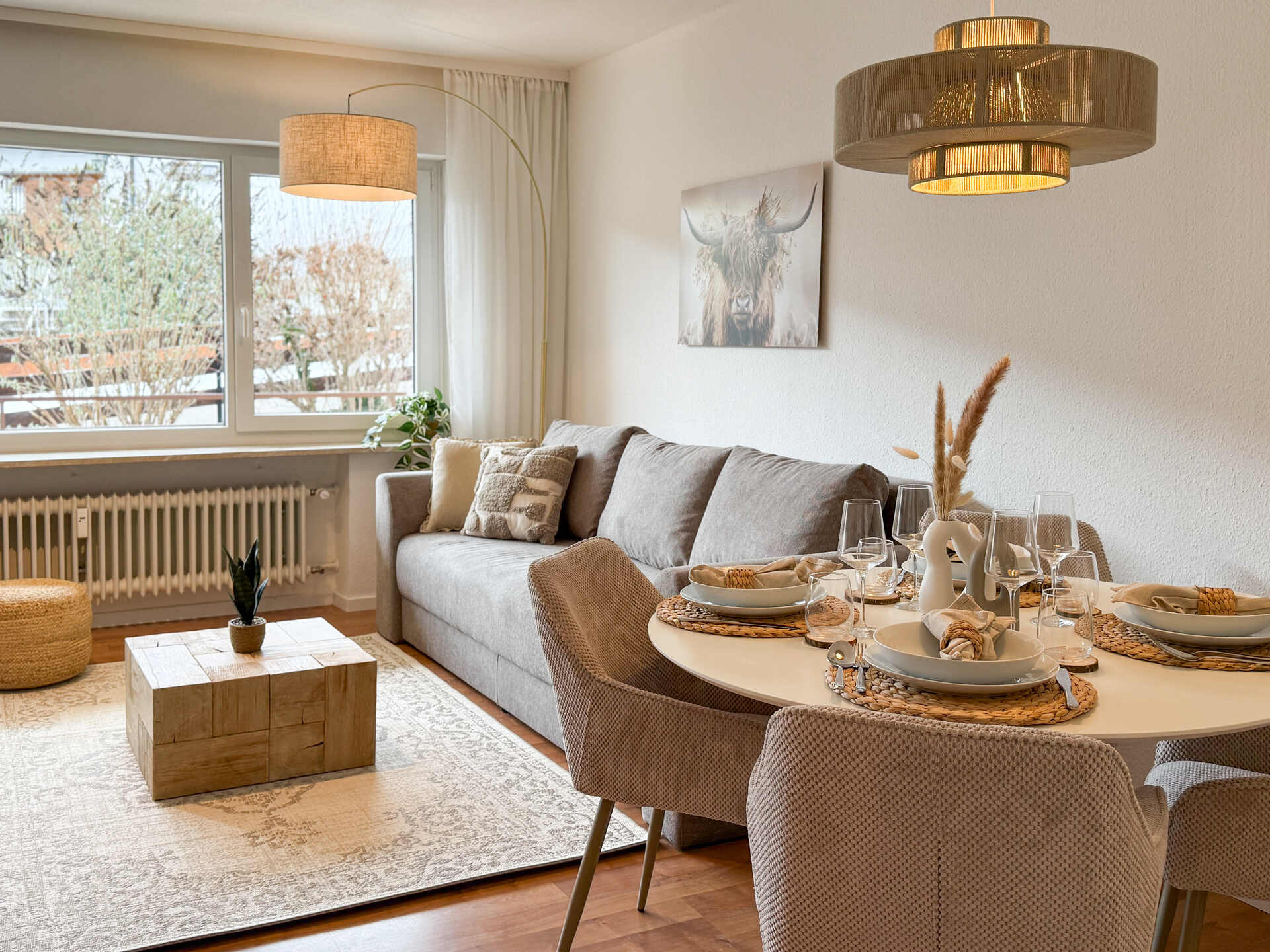 Essbereich mit gedecktem Tisch und Sofa