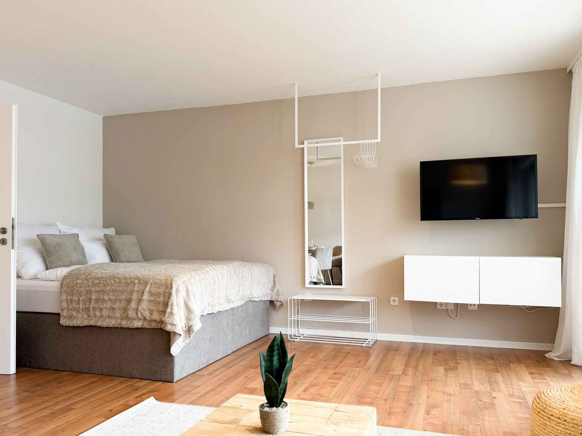 Wohn- und Essbereich mit Sofa und Esstisch