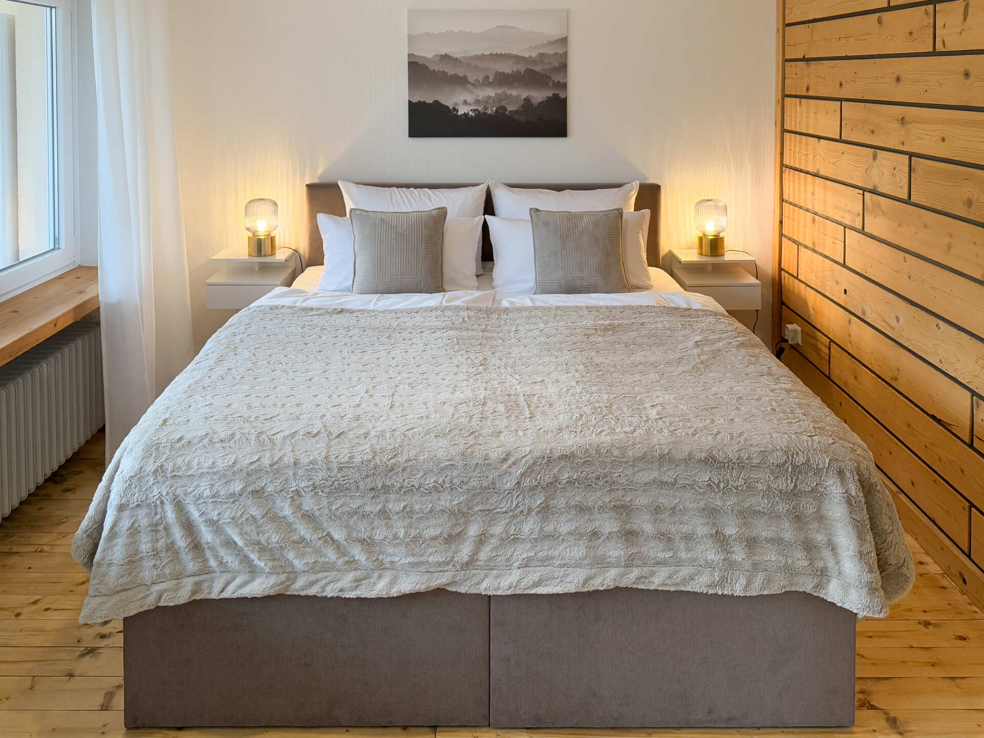 Gemachtes Doppelbett mit Nachttischen