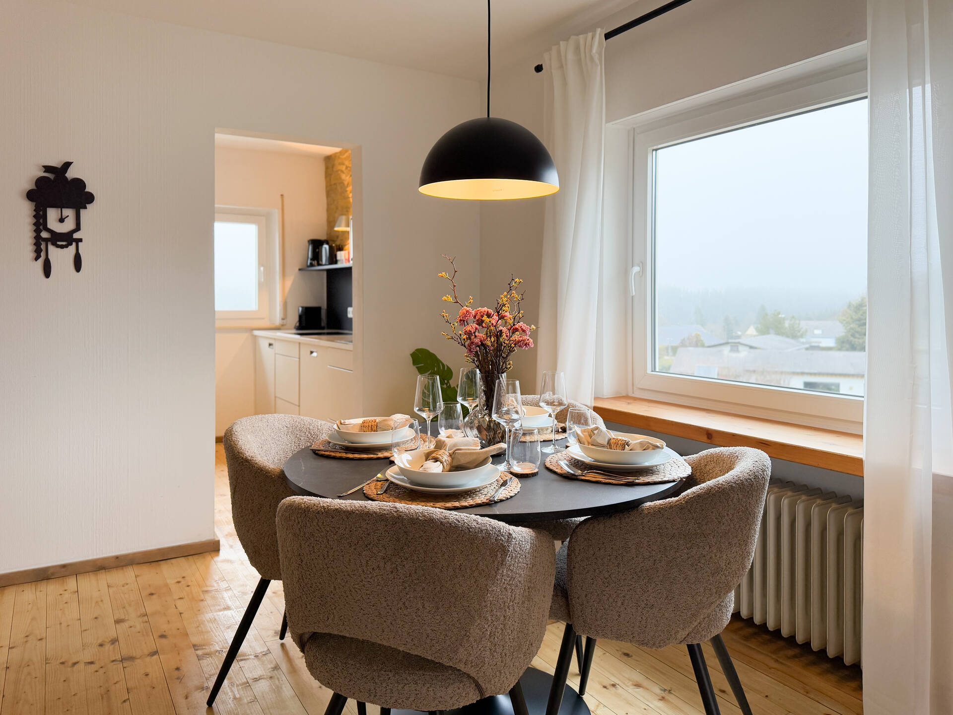 Wohn- und Essbereich mit Holzboden