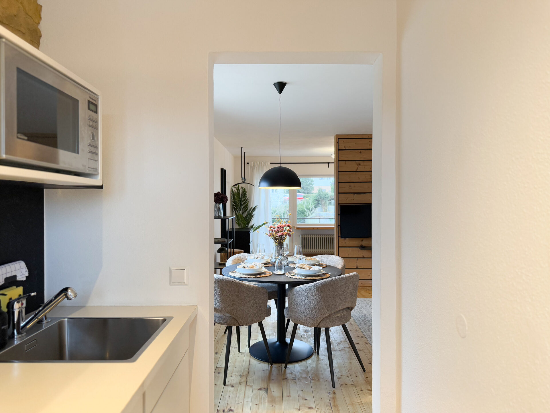 Blick aus Kueche auf Esstisch und Wohnzimmer