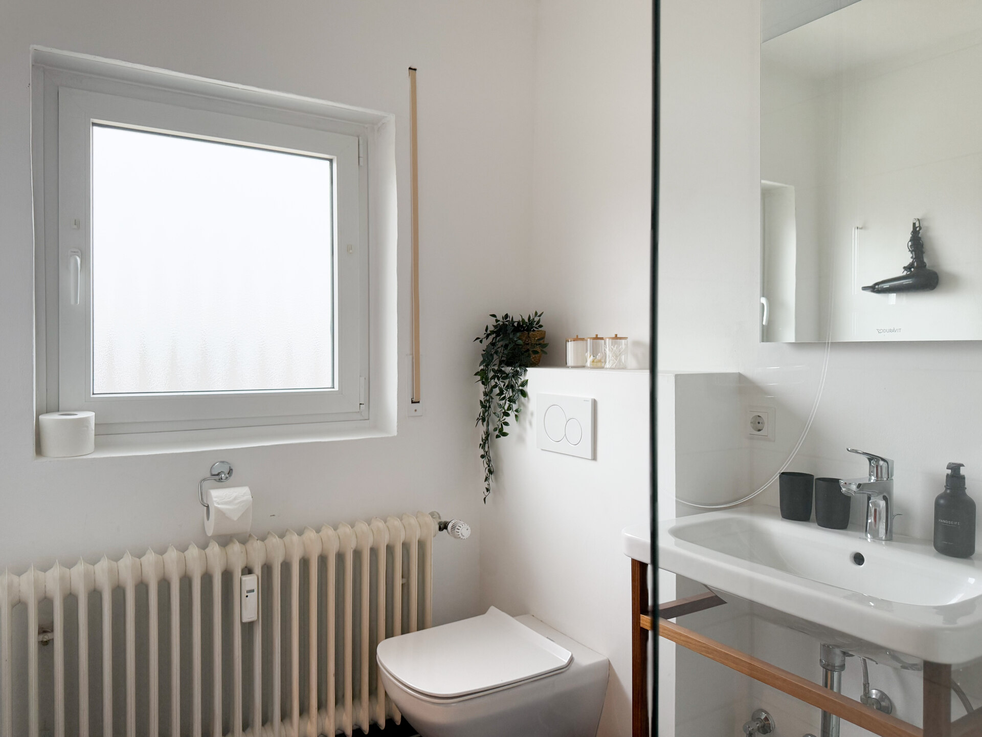 Waschbecken mit Spiegel und Deko