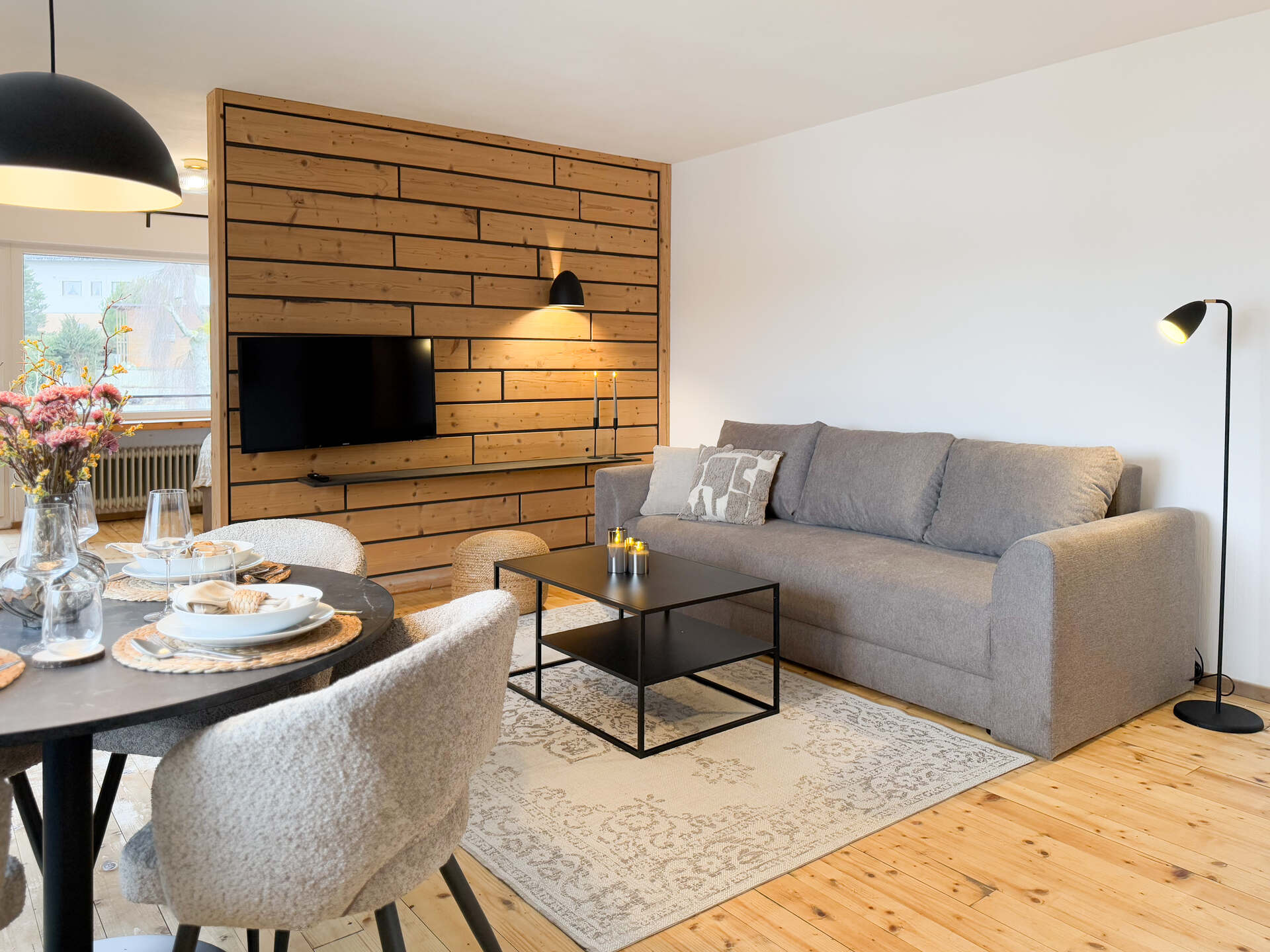 Essbereich mit Blick ins Wohnzimmer