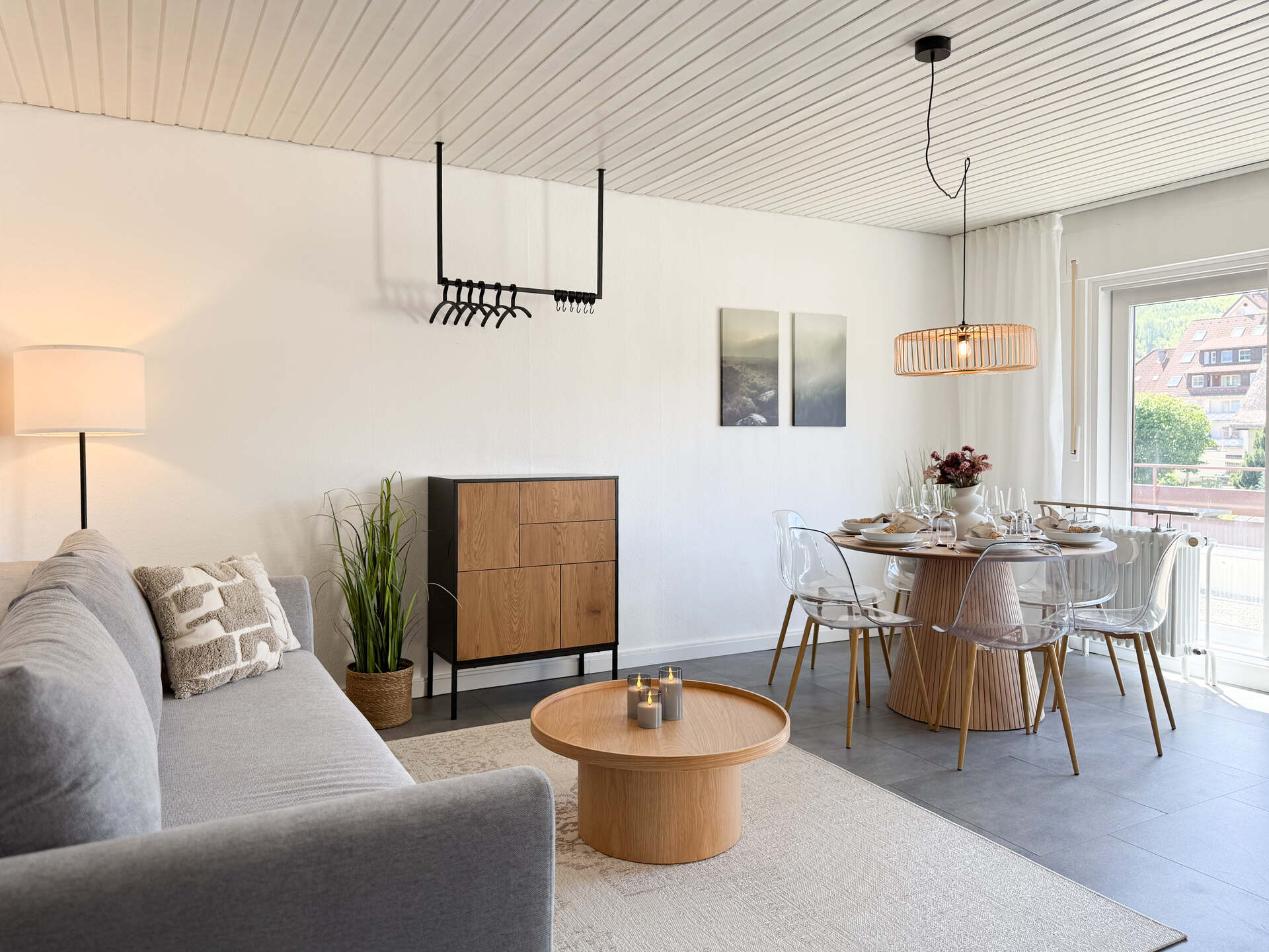 Essbereich mit Aussicht auf Daecher und Huegel