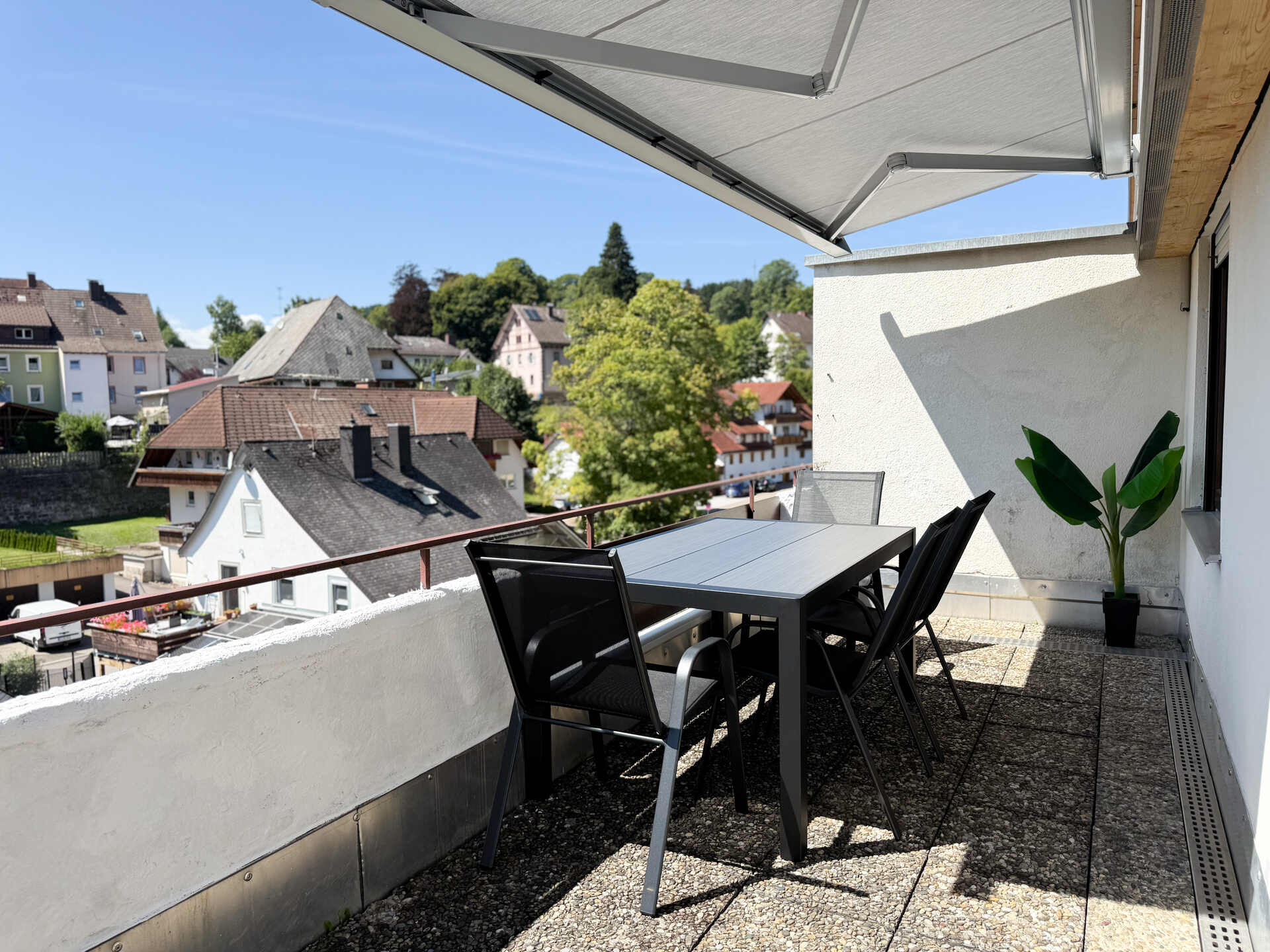 Balkon mit Esstisch und Markise