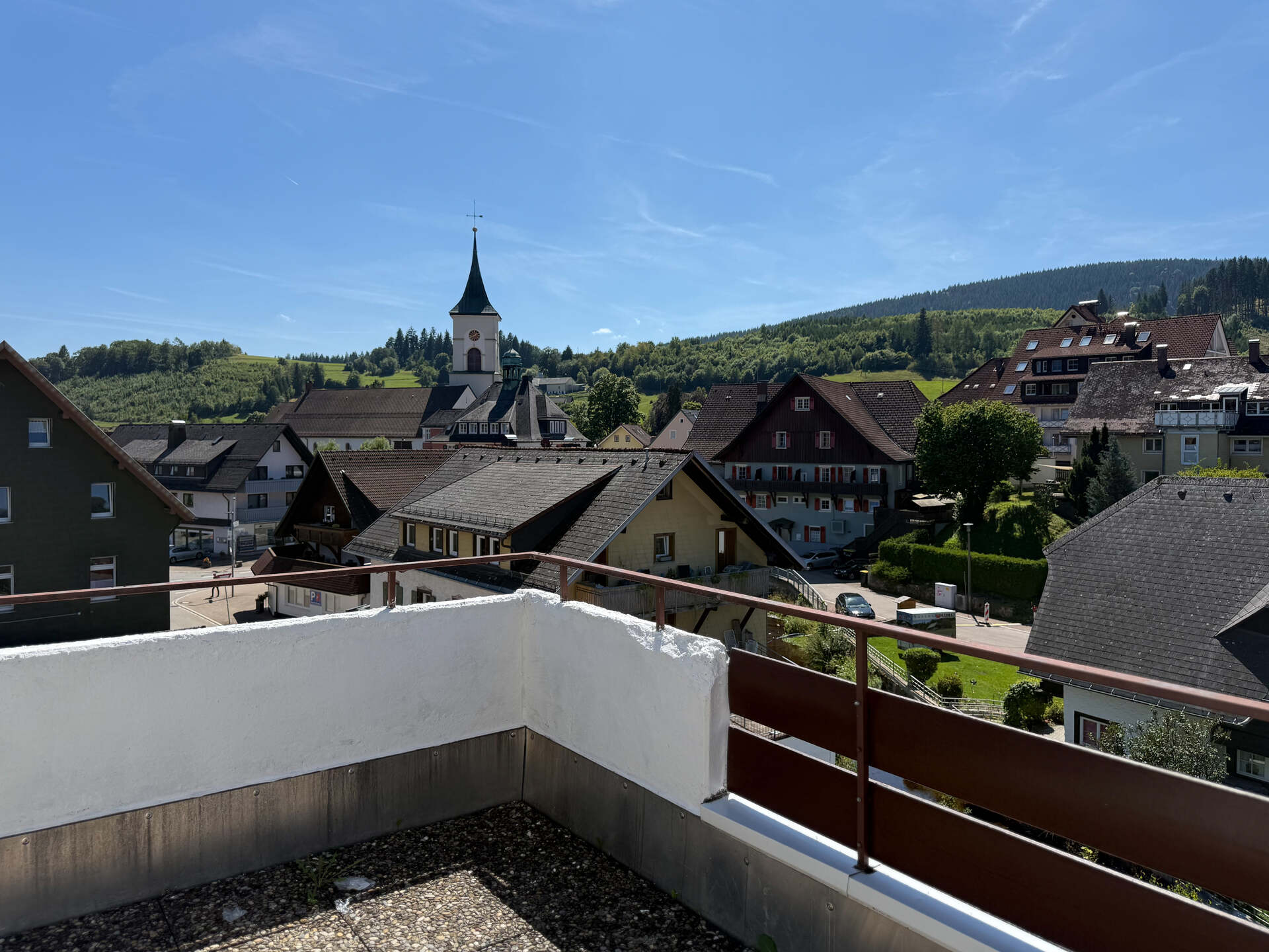 Balkon mit Ausblick auf Dorf und Wald